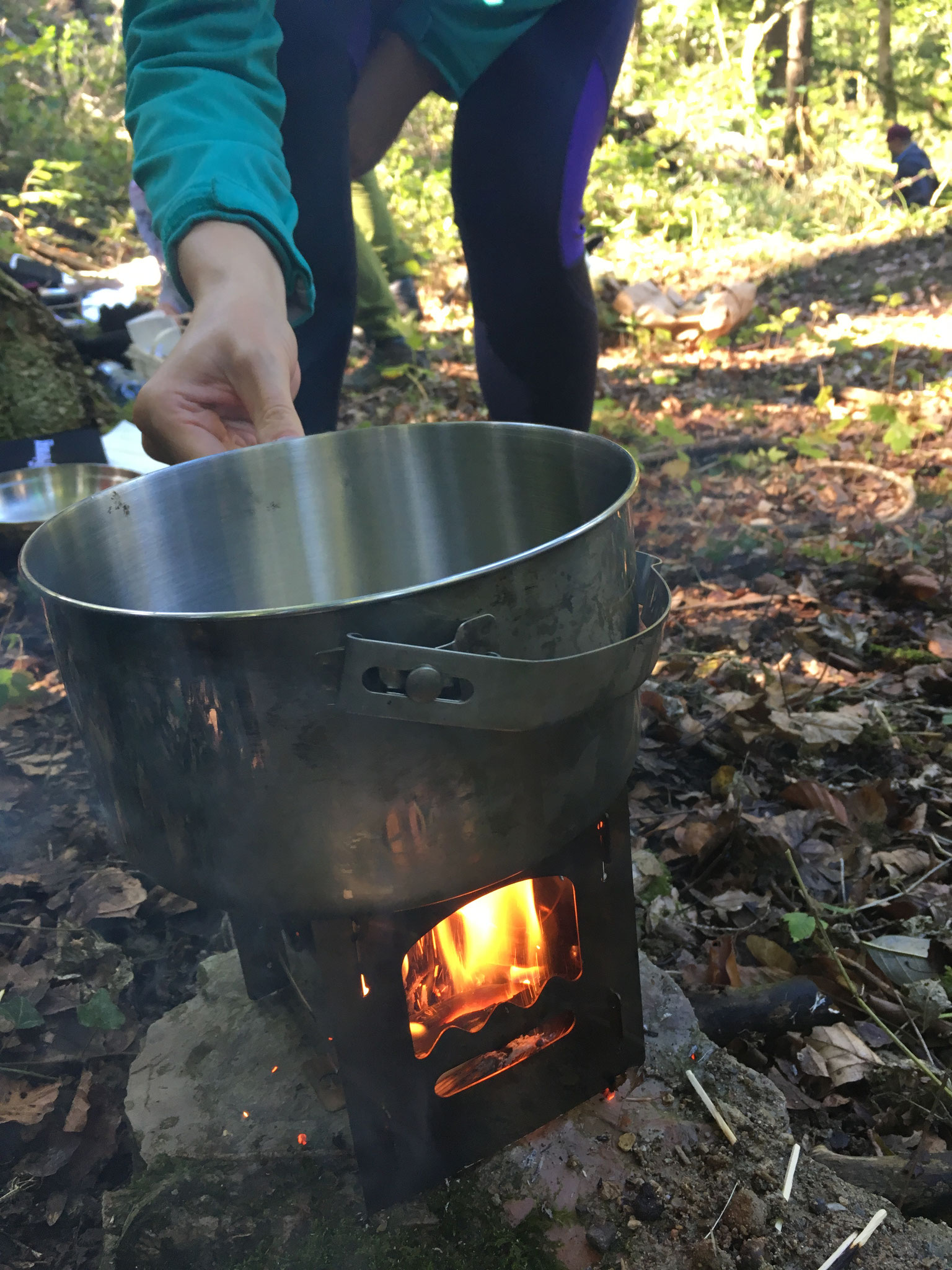 Die Suppe wird auf dem Hobokocher zubereitet