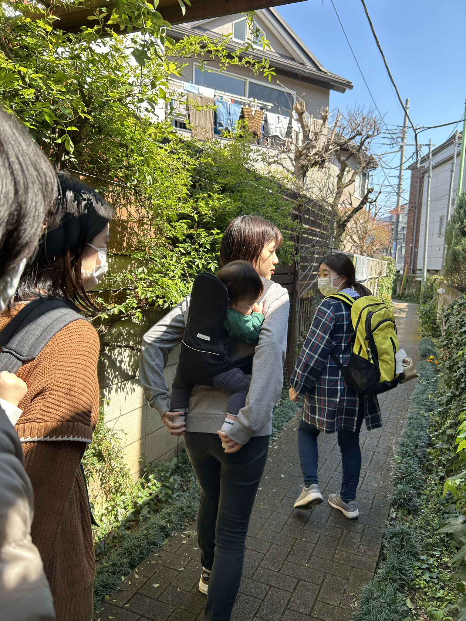 お家の方々も一緒にお散歩に行ったりしています。