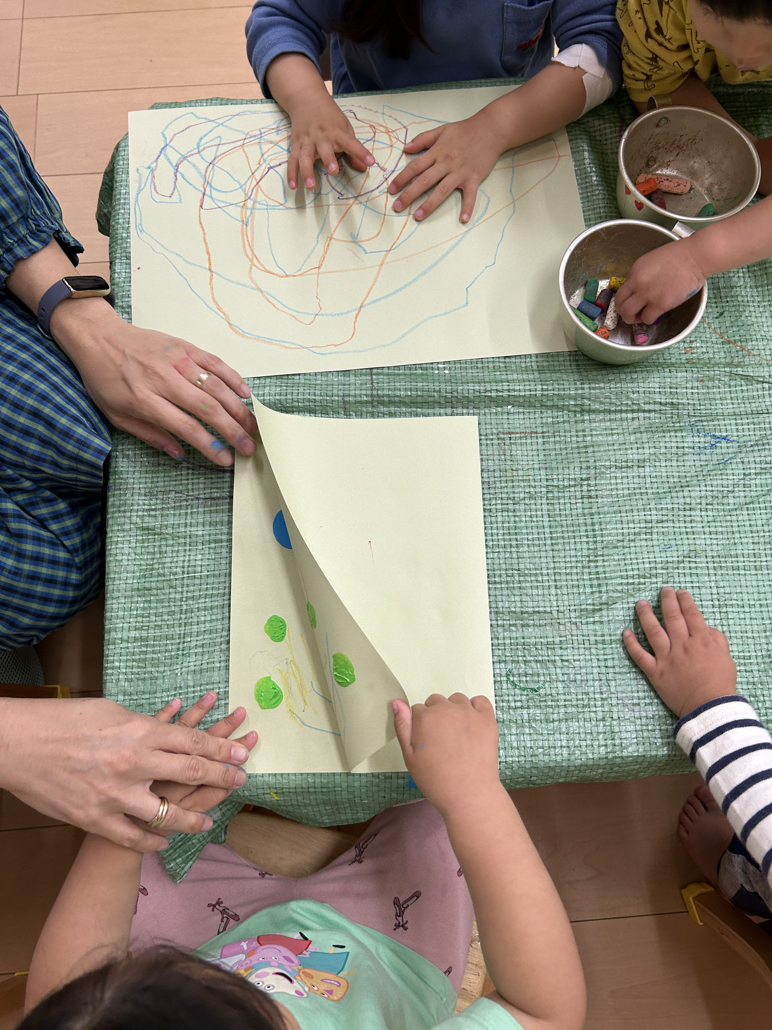 次に絵の具でちょんちょん、