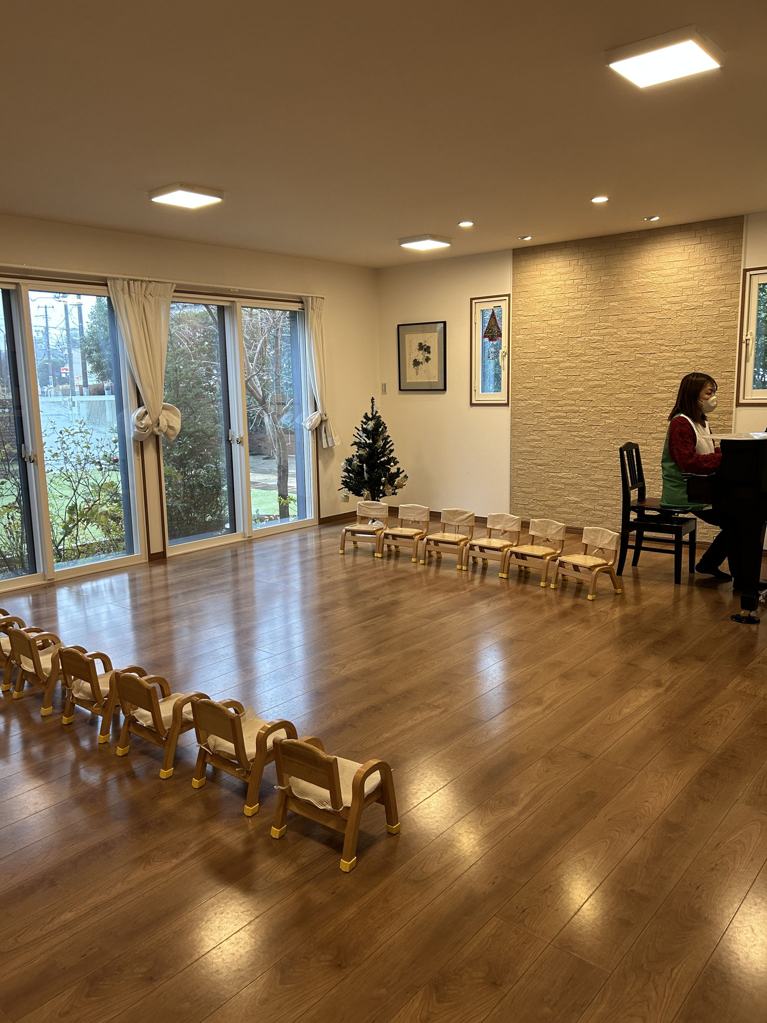 今日はクリスマス会です。しっとりと綺麗なピアノの音色が心を落ち着けます。