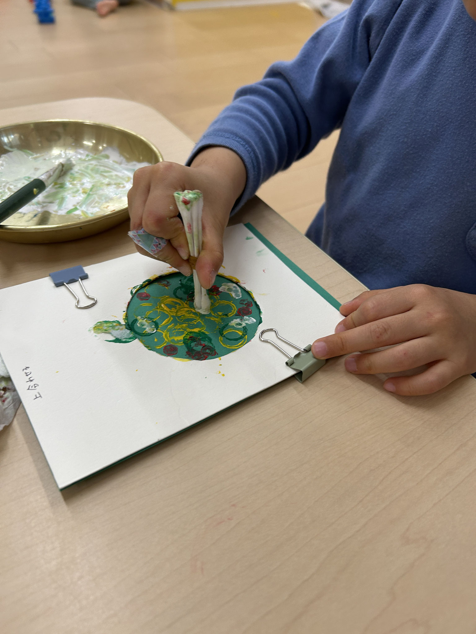 絵の具で模様をつけています。きれいな色。