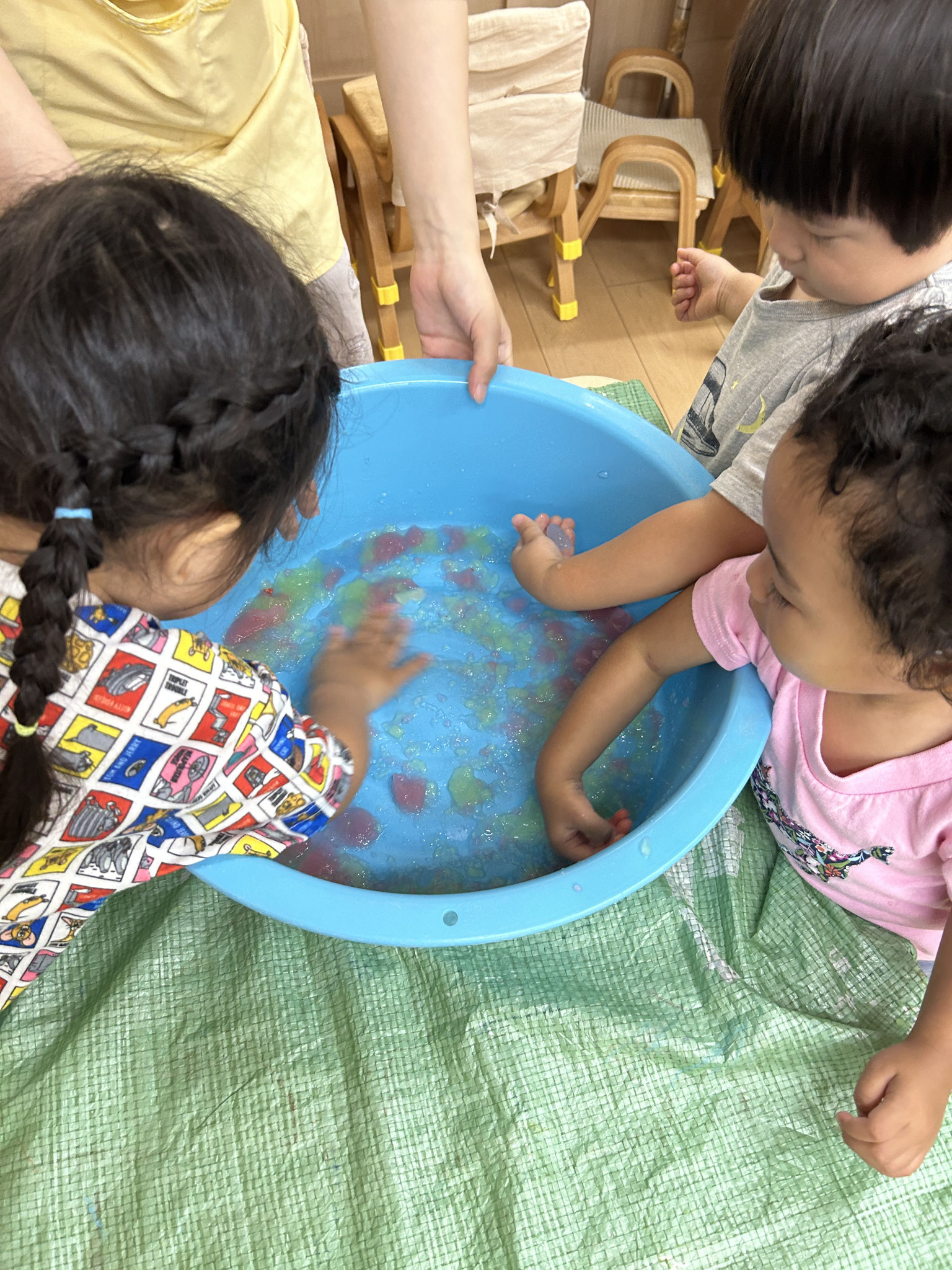 今日は寒天遊びです。グニュグニュとつぶし、感触を楽しんでいます。