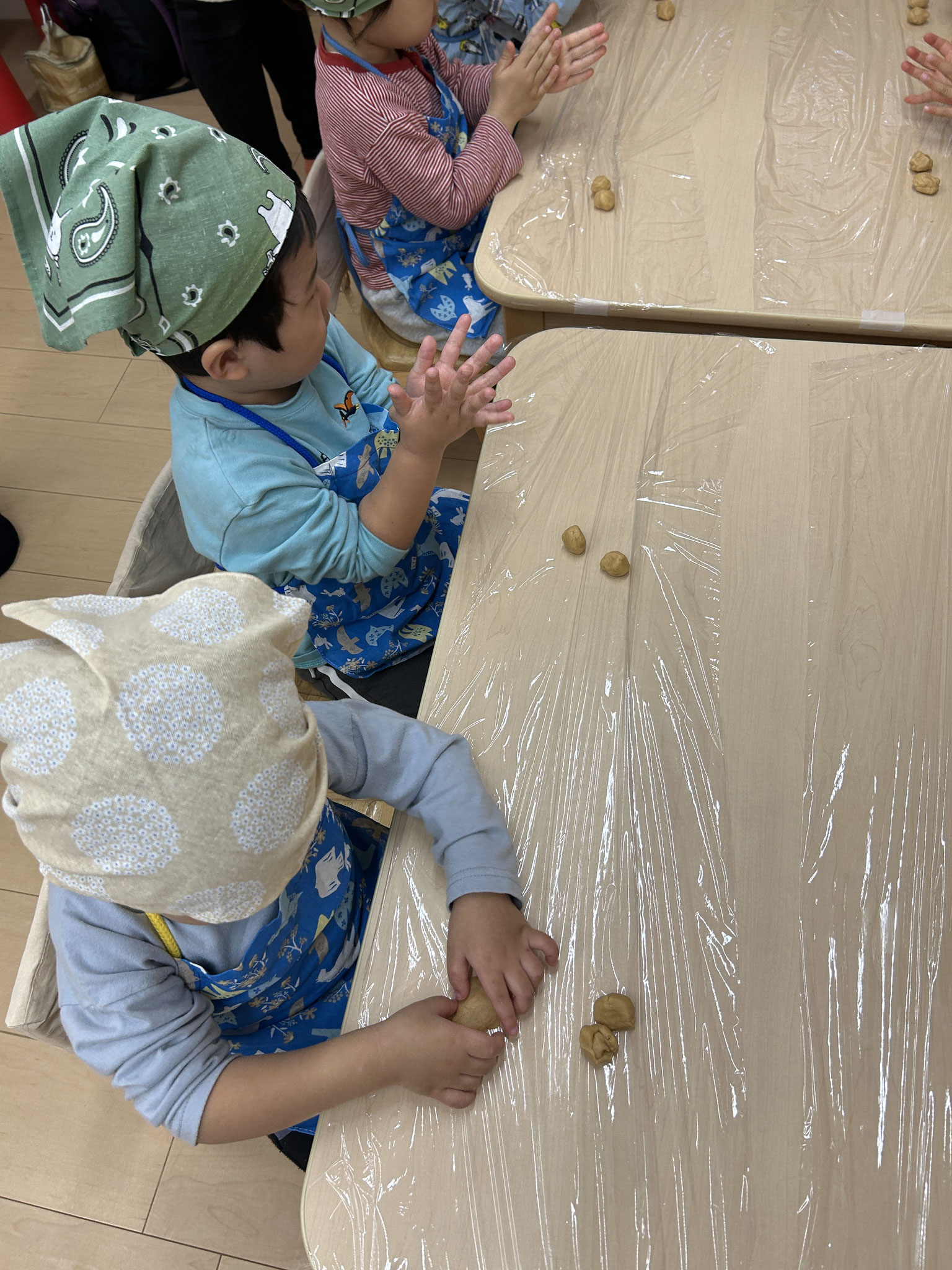 今日は2歳クラスはクッキー作りですよ！