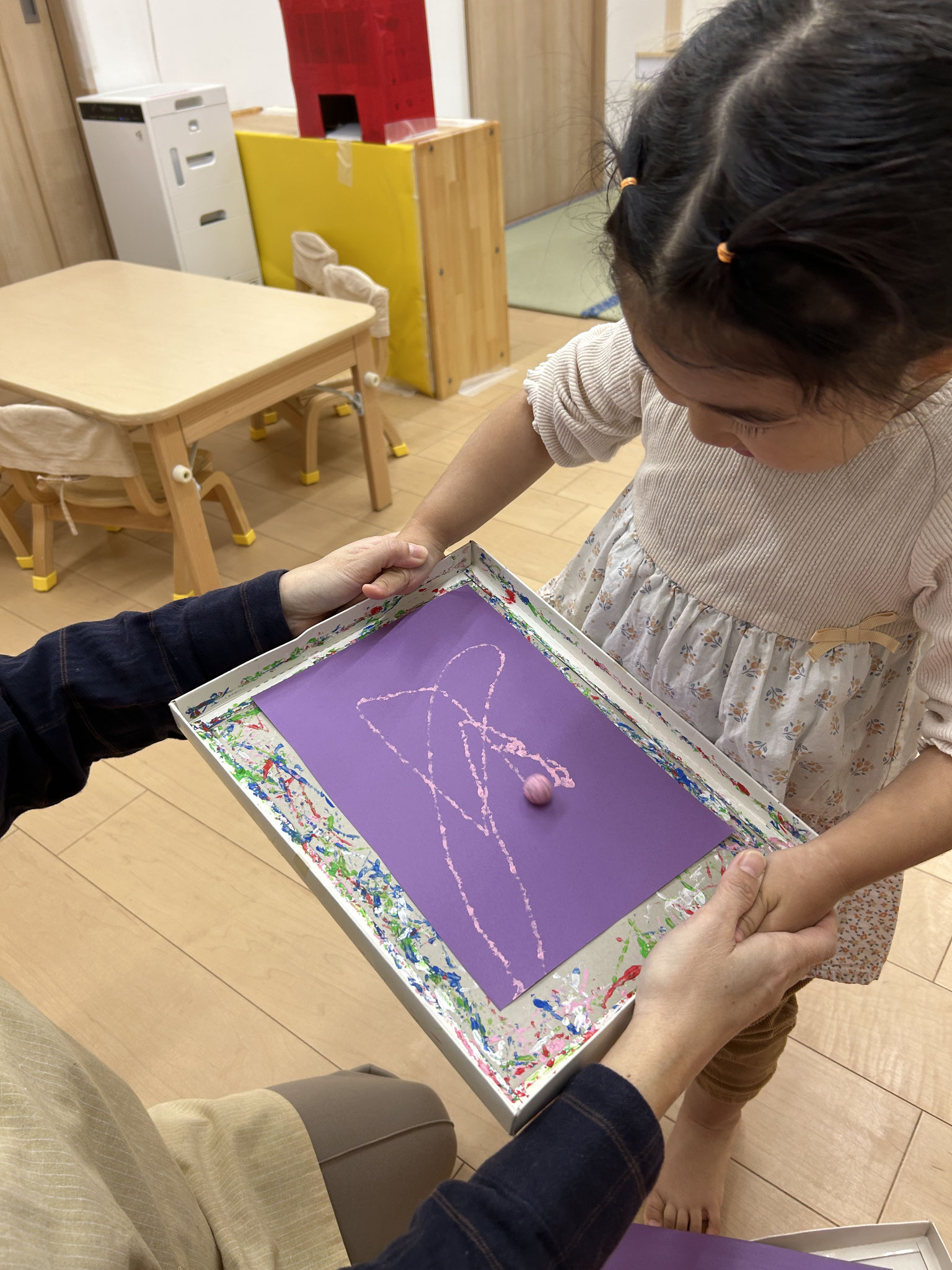 さて、今日はビー玉に絵の具を付けて