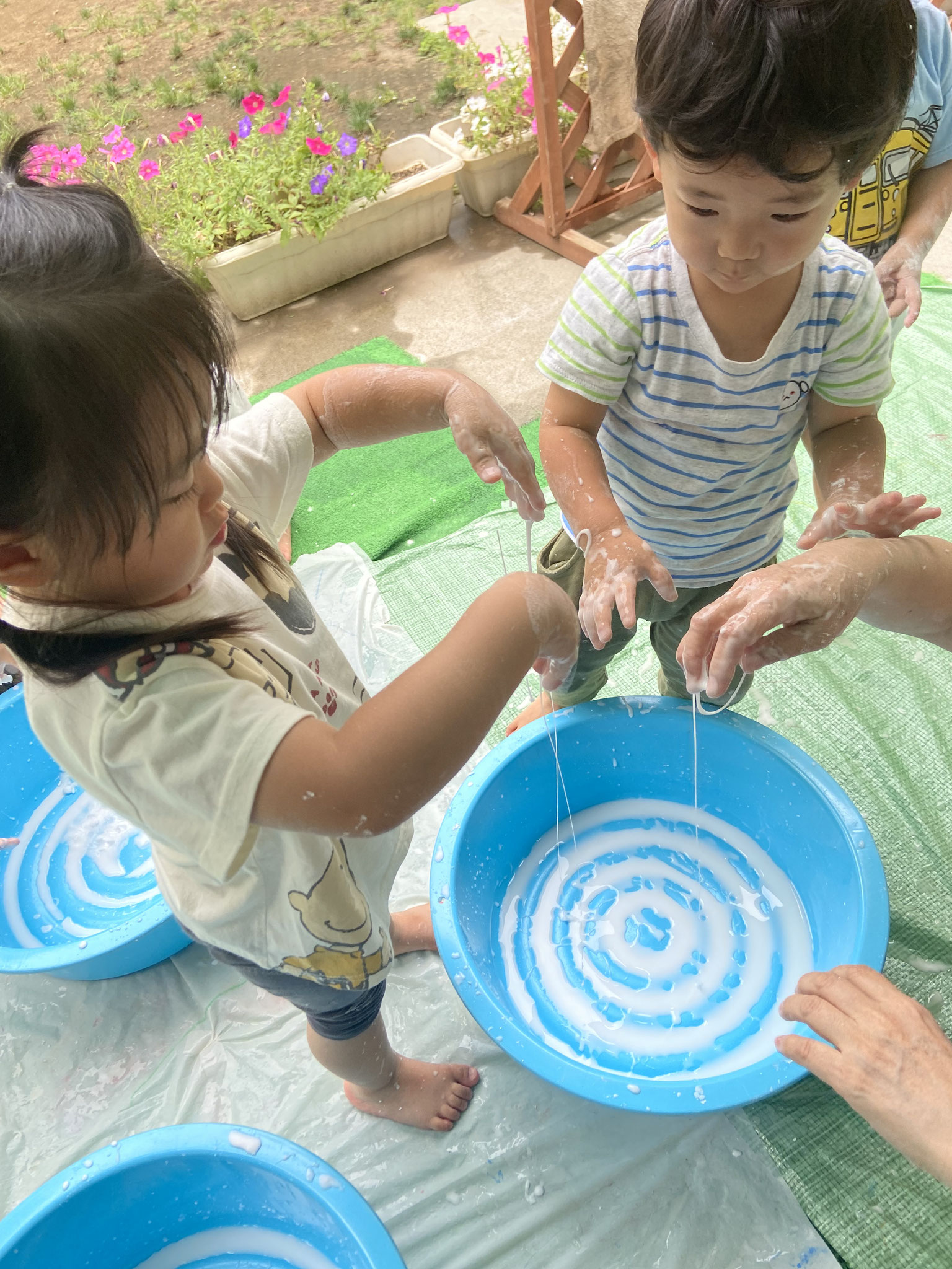 お水遊び　Ver.２片栗粉　トローンとした感触を楽しみました！