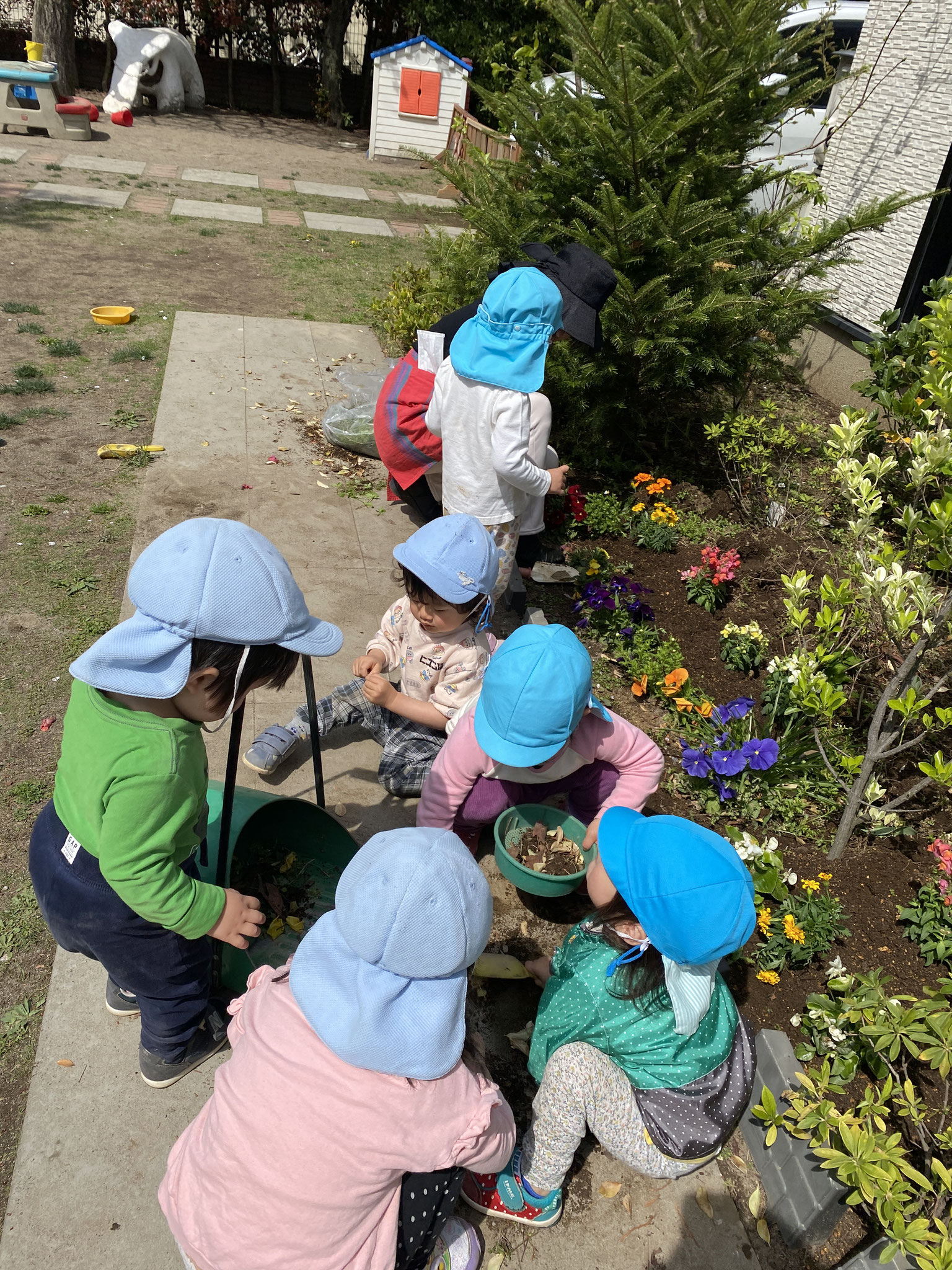 みんなで花壇のお掃除をお手伝い。綺麗なお花を植えましょう。