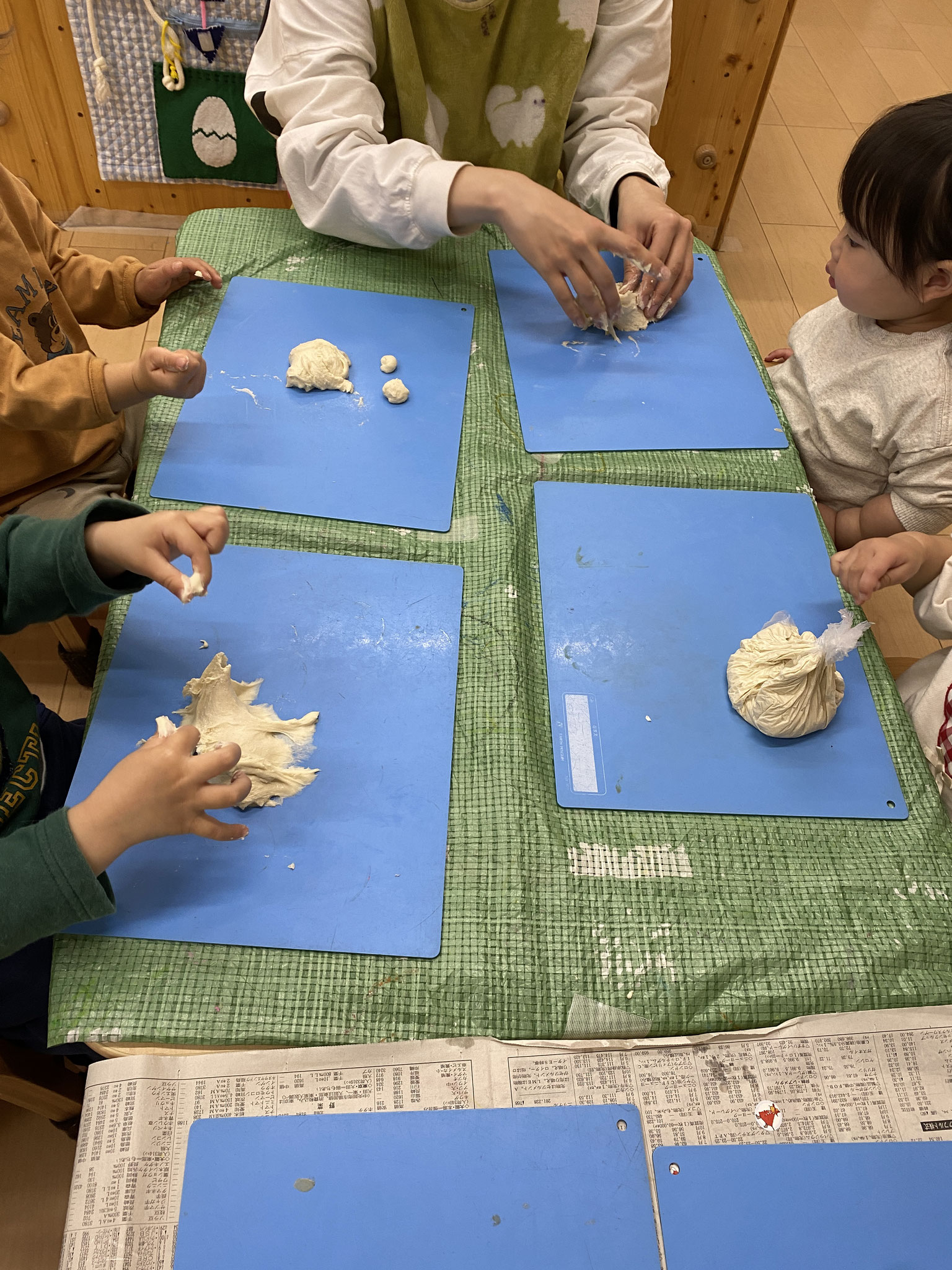 １歳クラスはこの日は小麦粉粘土です。