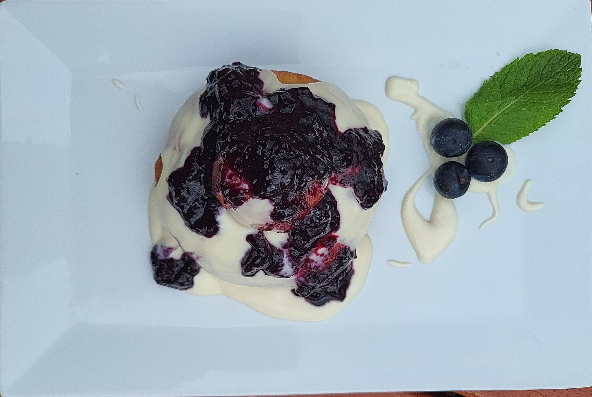 Papanas mit Vanillesoße und selbstgemachte Beerenmarmelade
