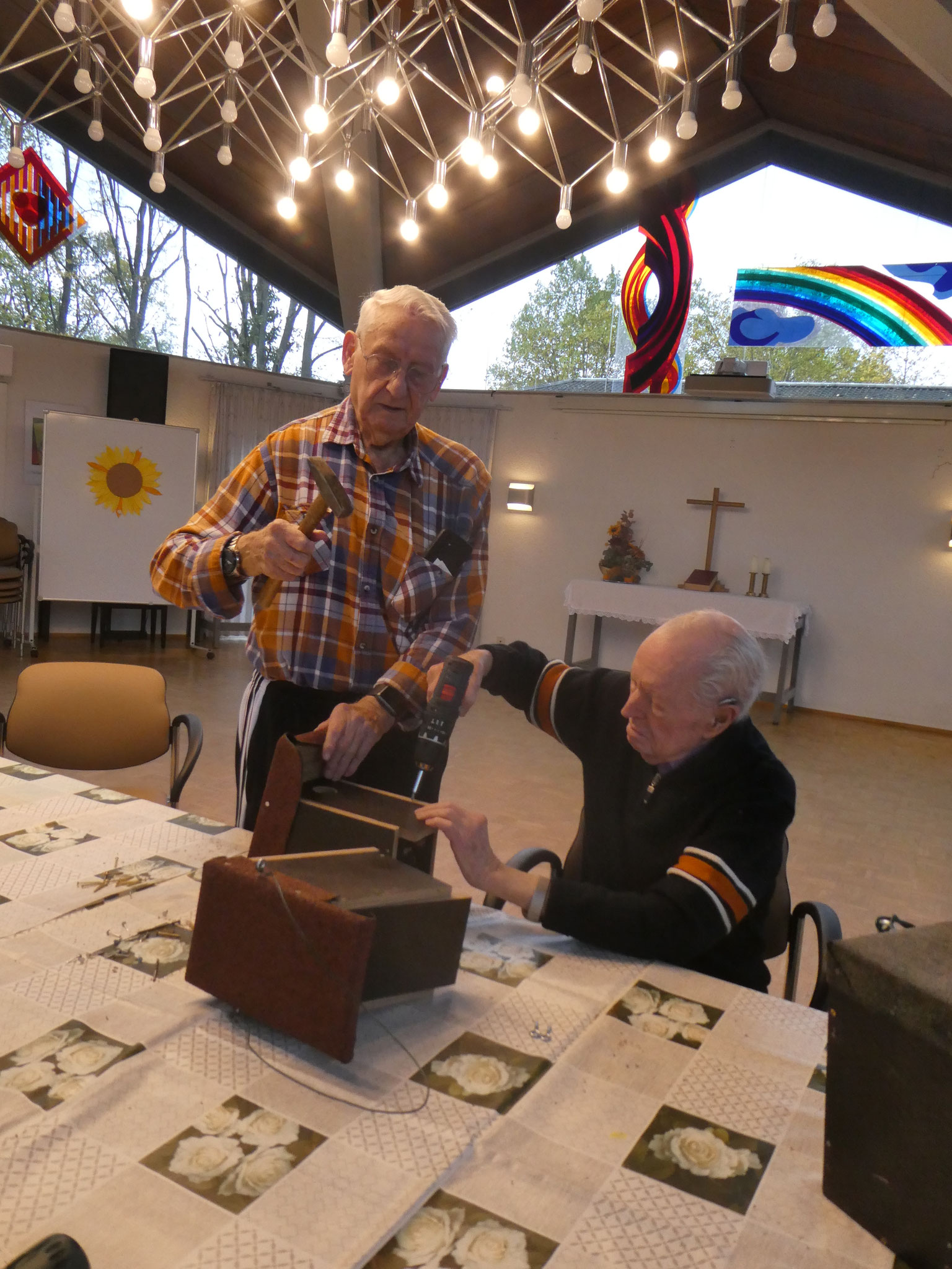 Bewohner bauen Nistkästen