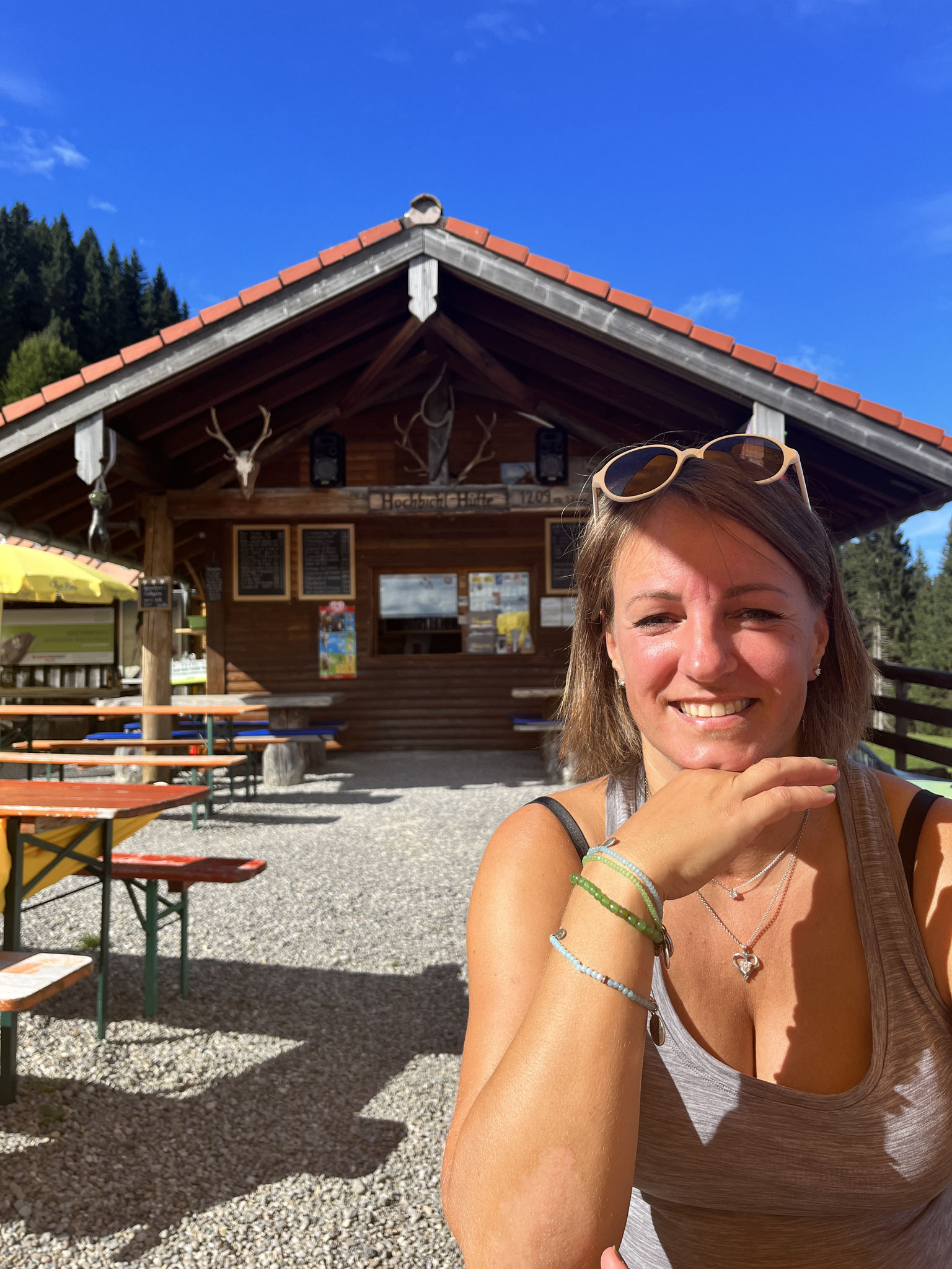 Bettina auf der Hochbichl-Hütte in Ofterschwang