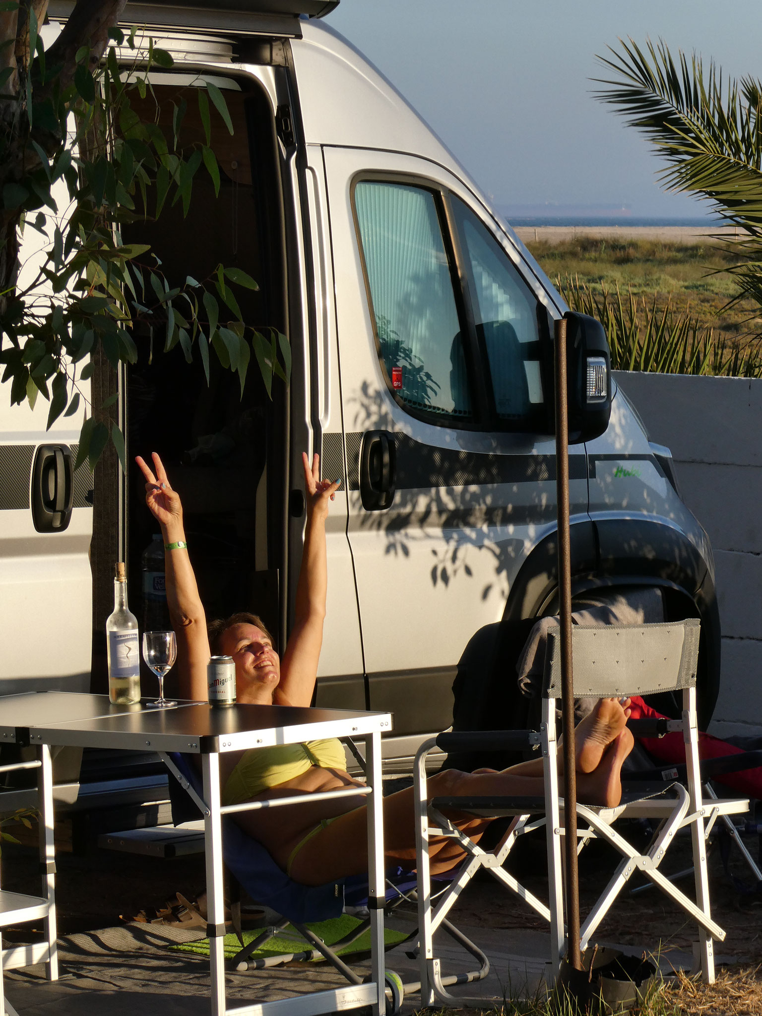 Bettina glücklich bei Hubi am südlichsten Campingplatz vor Afrika in der Nähe von Tarifa in Andalusien