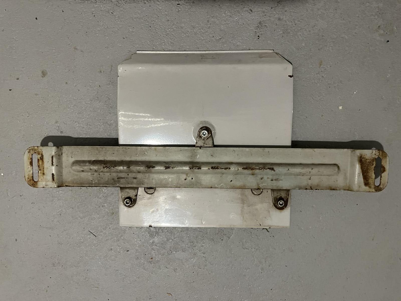 412-2808015 Tankklappe und Kennzeichenhalterung Moskwitsch 412. Fuel filler flap and license plate holder Moskvitch M412. Кронштейн заднего номерного знака (Крышка бензобака) Москвич АЗЛК ИЖ М412.