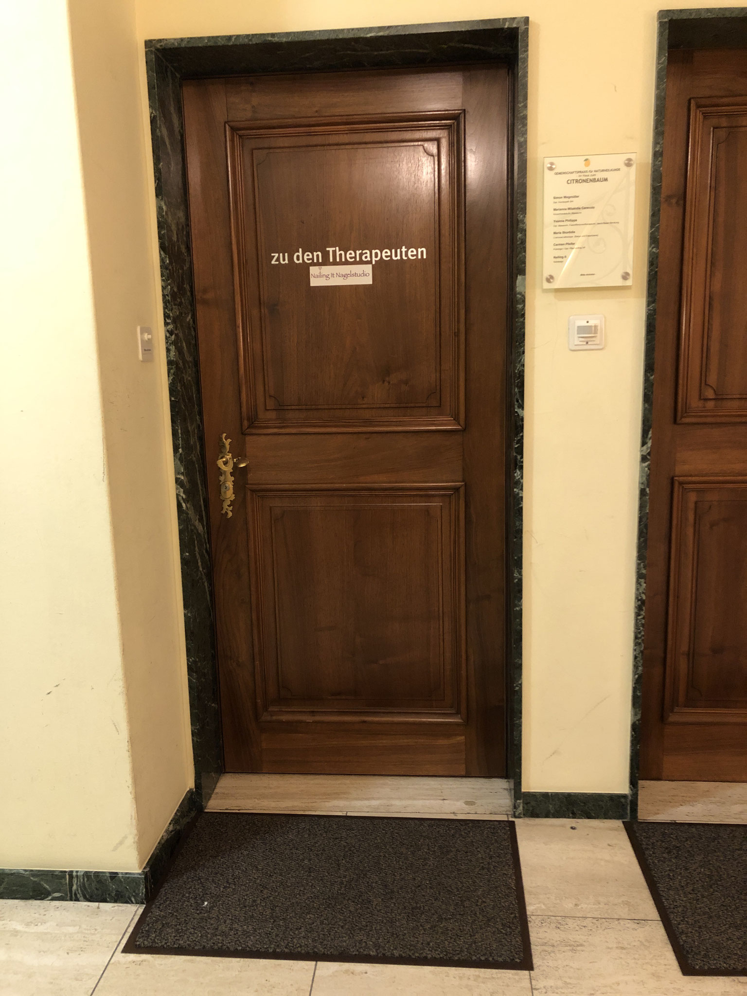 Eingangstür Gemeinschaftspraxis im 1. Stock