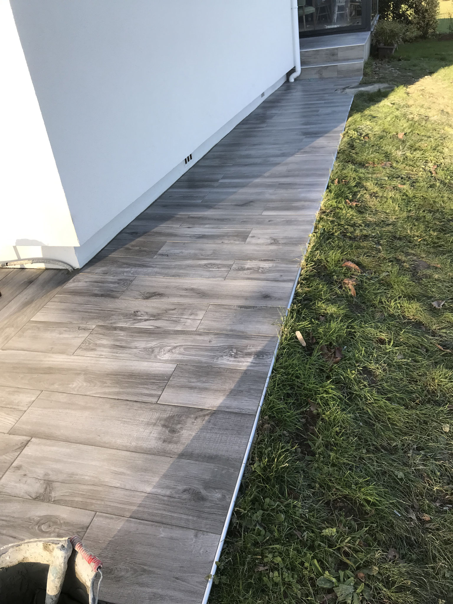 Terrasse imitation parquet par AJC Carrelage L'Hermitage