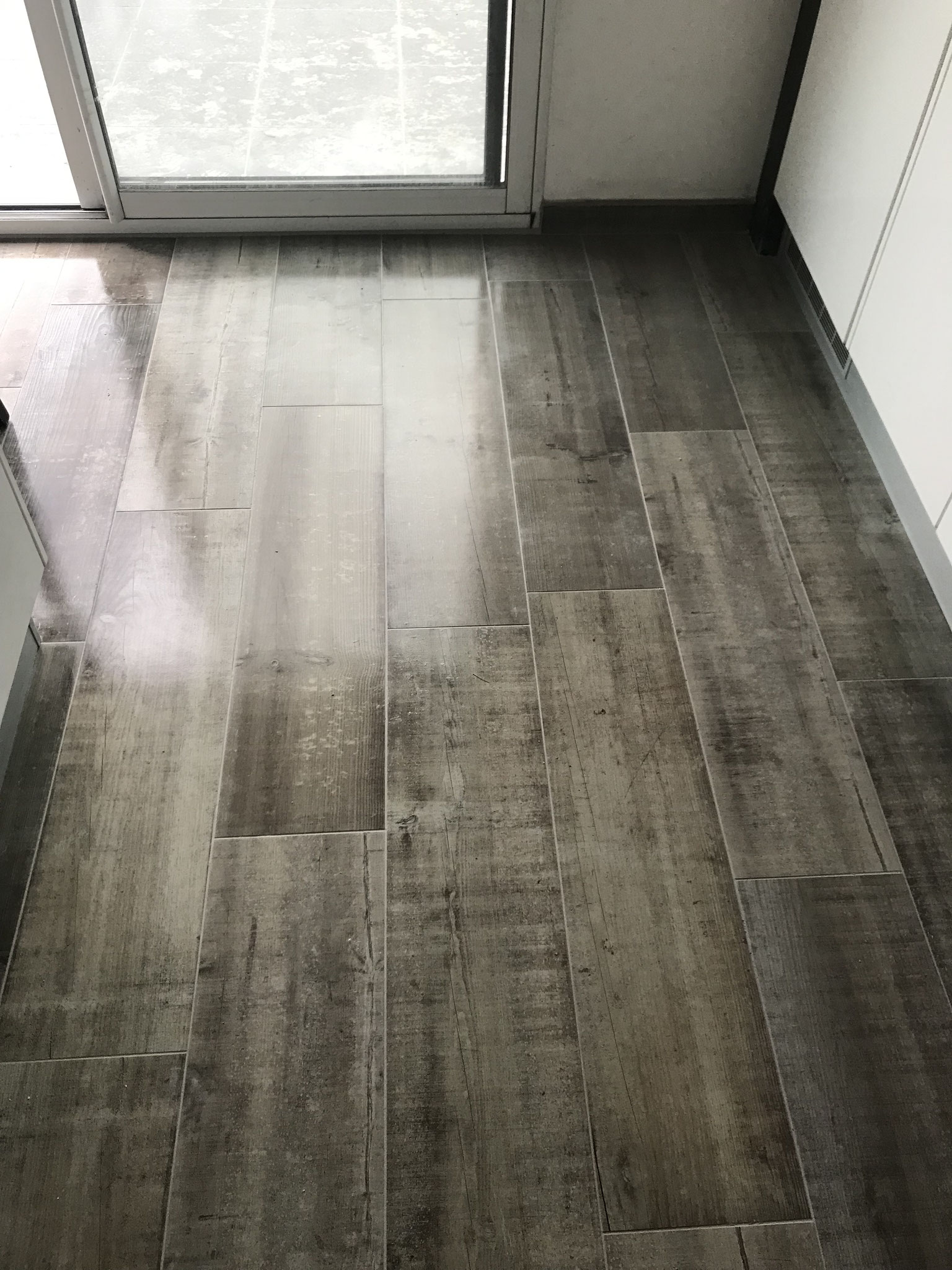Pose carrelage imitation parquet par AJC Carrelage L'Hermitage 