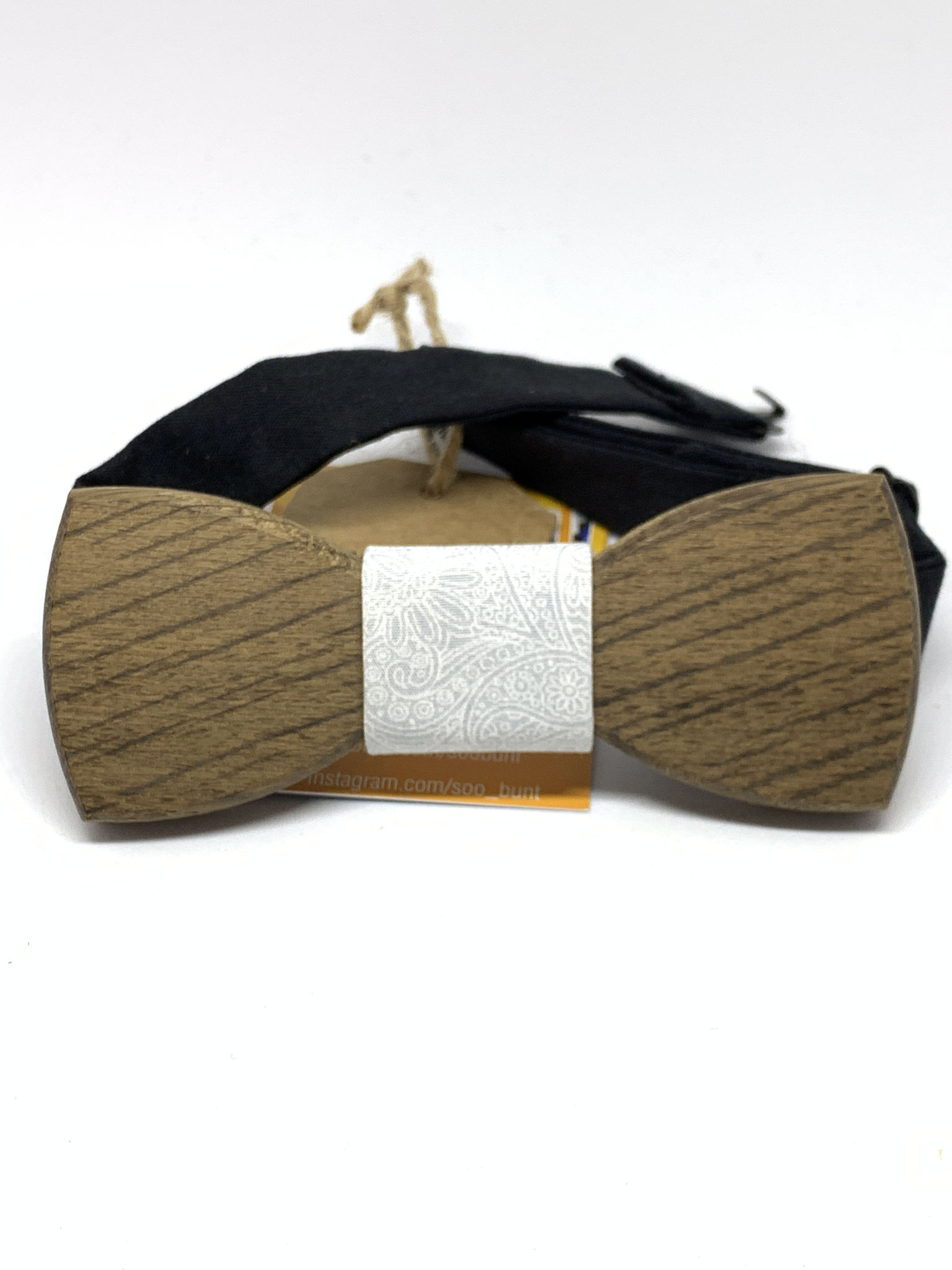 Mooreiche, eleganter weißer Stoff für den Knoten und ein schlichtes, schwarzes Halsband. So geht Holzfliege für eine Hochzeit