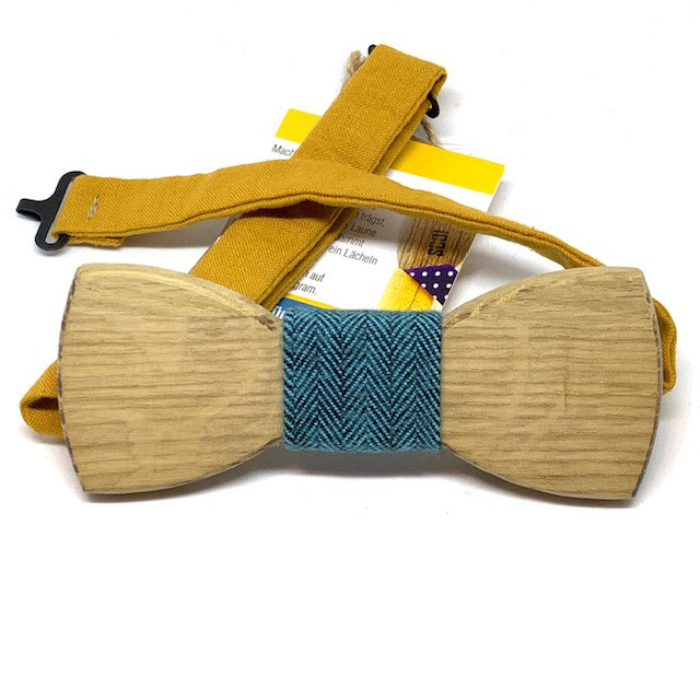 Holzfliege aus Eichenholz mit farbigem Halsband und bläulichem Wollstoff