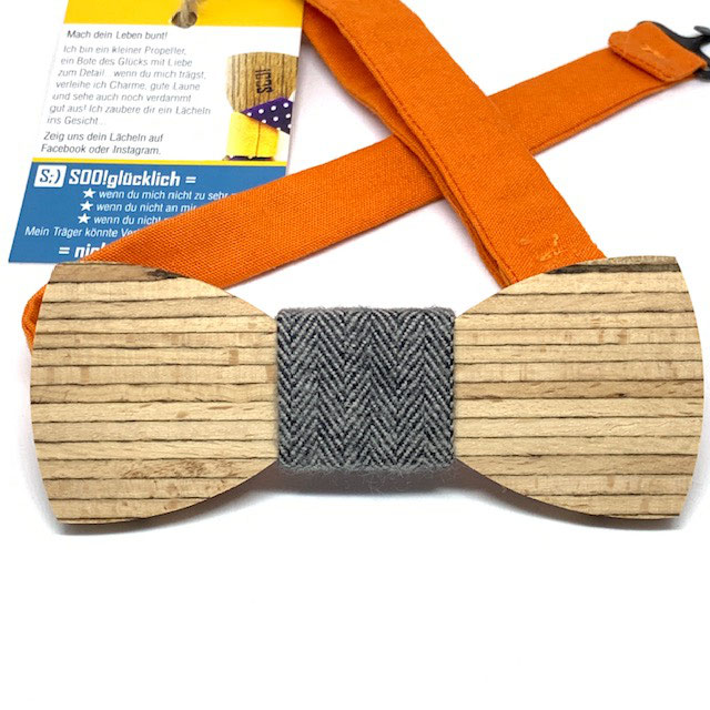 Keckes Mausgrau als Knoten, freches, quer geschnittenes Multiplexholz als Fliege.