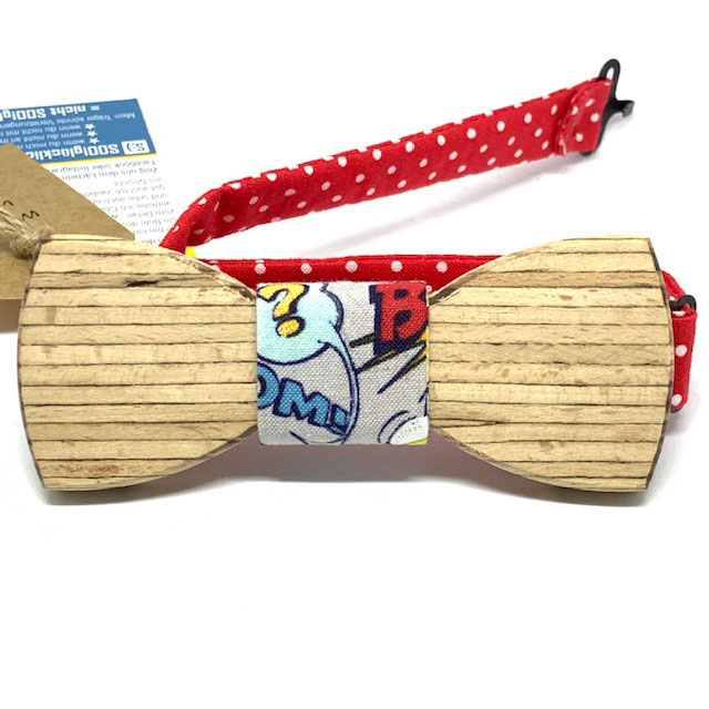 Knallig rotes Halsband, Fliegenknoten aus frechem Stoff mit Comicmuster und quer geschnittenem Multiplex für die Holzfliege