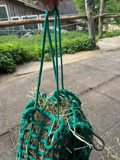 Ziehen Sie die Kordeln rechts und links vom Sack raus dann ist das Seil schon einmal nur halb so lang.