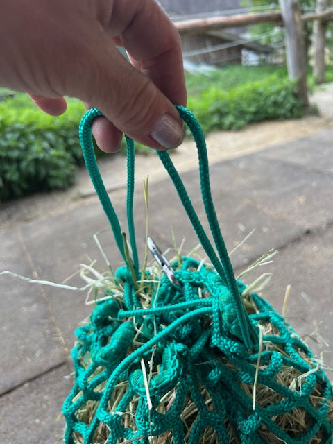 Dann wickeln Sie die Kordel um das ganze Oberteil inkl. Karabiner. Sie können auch noch einmal durch eine Netzloch ziehen, Hauptsache es ist alles gut zugezogen.