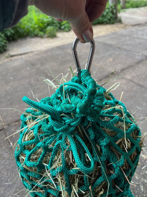 Zum Schluss so viele Knoten in das Restseil machen bis nur noch kleine Schlaufen über sind.