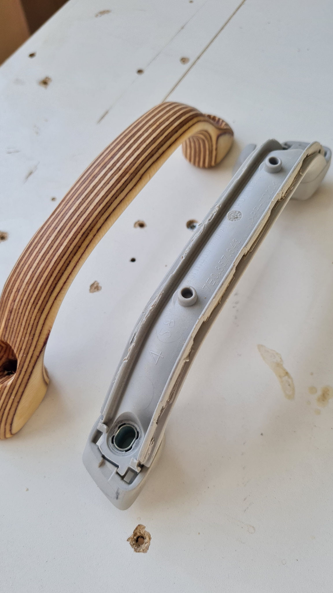Griff zerlegt in Metallfassung und Holzteil