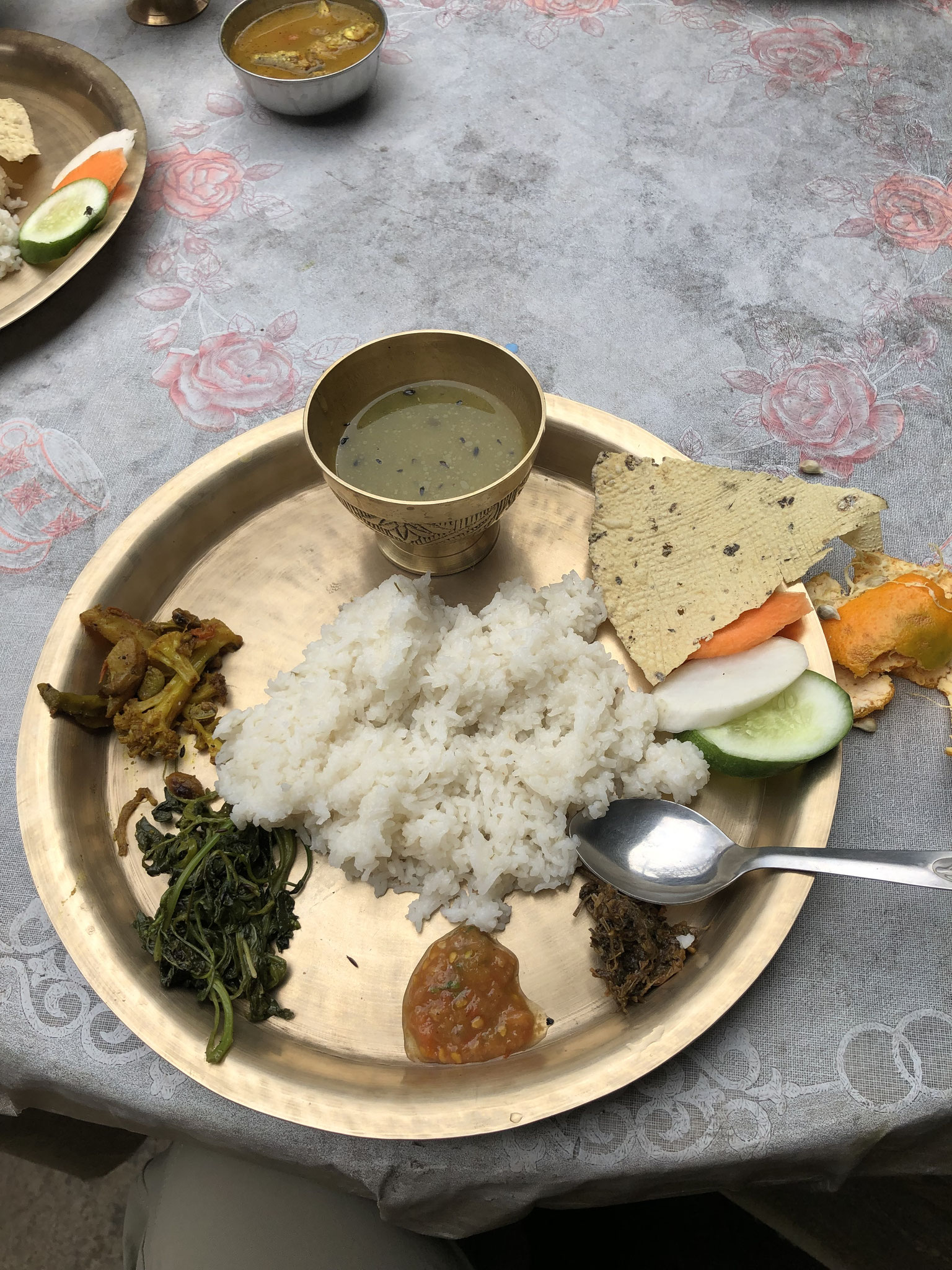 ネパールの一般的な食事。豆カレースープ、菜葉、漬物をご飯に混ぜ混ぜして食べます