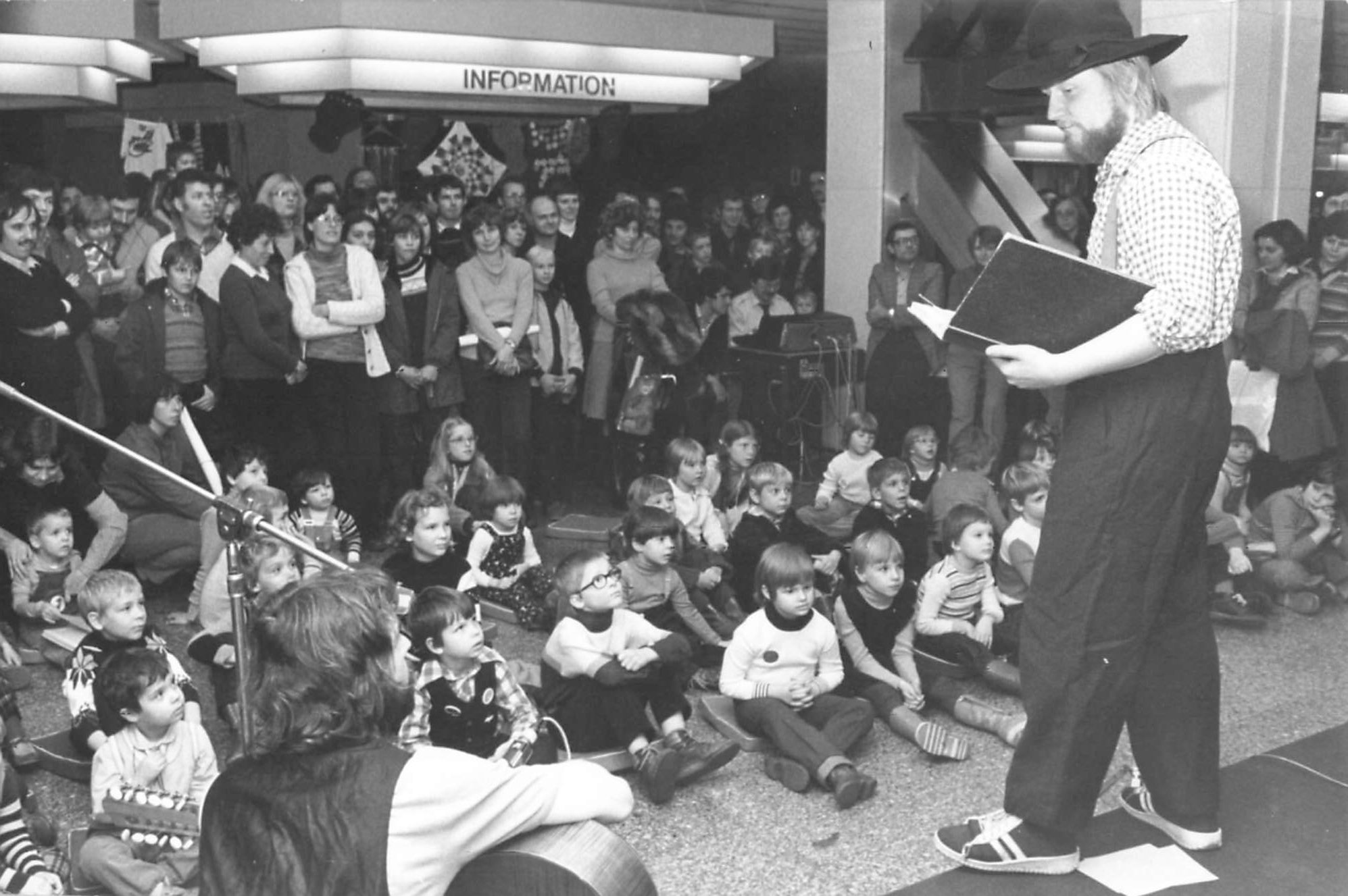 "Ein Fest für Kinder" im Palast der Republik in Ostberlin in den 1980er Jahren. Foto: Volkhard Kühl