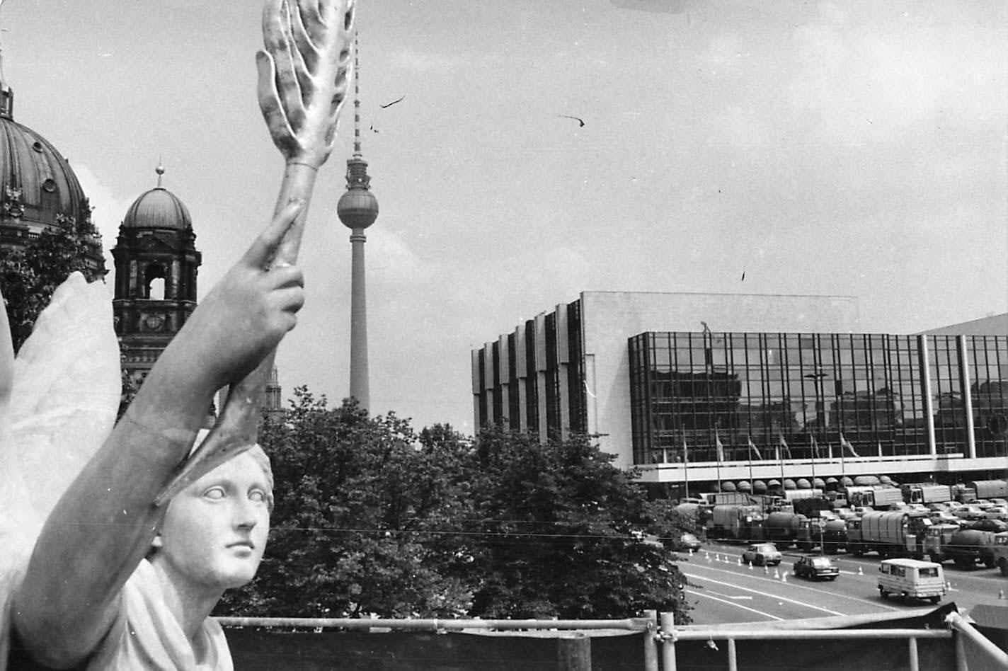 Unter den Linden mit Palast der Republik in Ostberlin, o.D. Foto: Volkhard Kühl