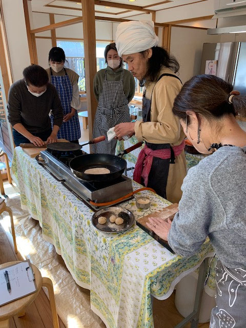 チャパティを直火で焼く　シェフは素手で裏返してました