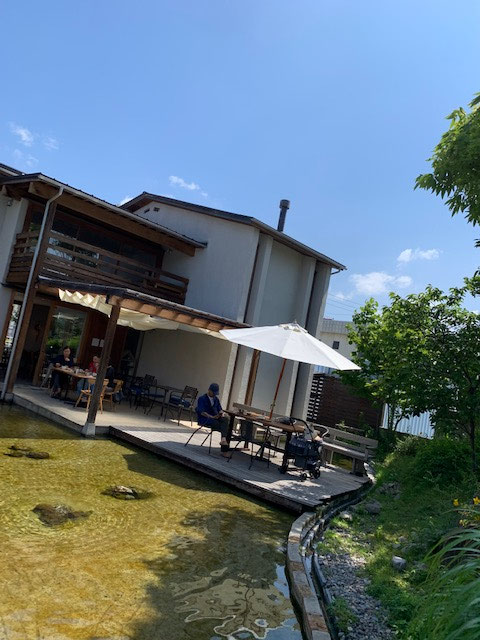 テラス席は池の上にあり　涼しいですよ