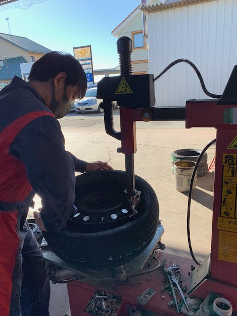 ホイールから古いタイヤを外し