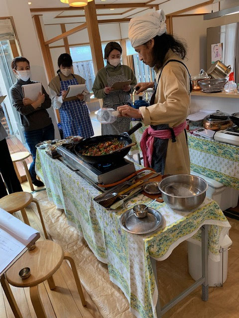 シェフが　目の前で料理を作ります　　　皆さん真剣にメモを取ってます