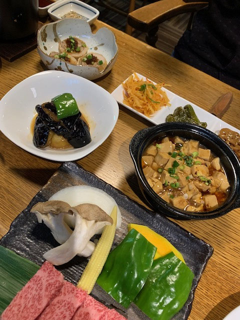 前菜に麻婆豆腐、肉まんもあり