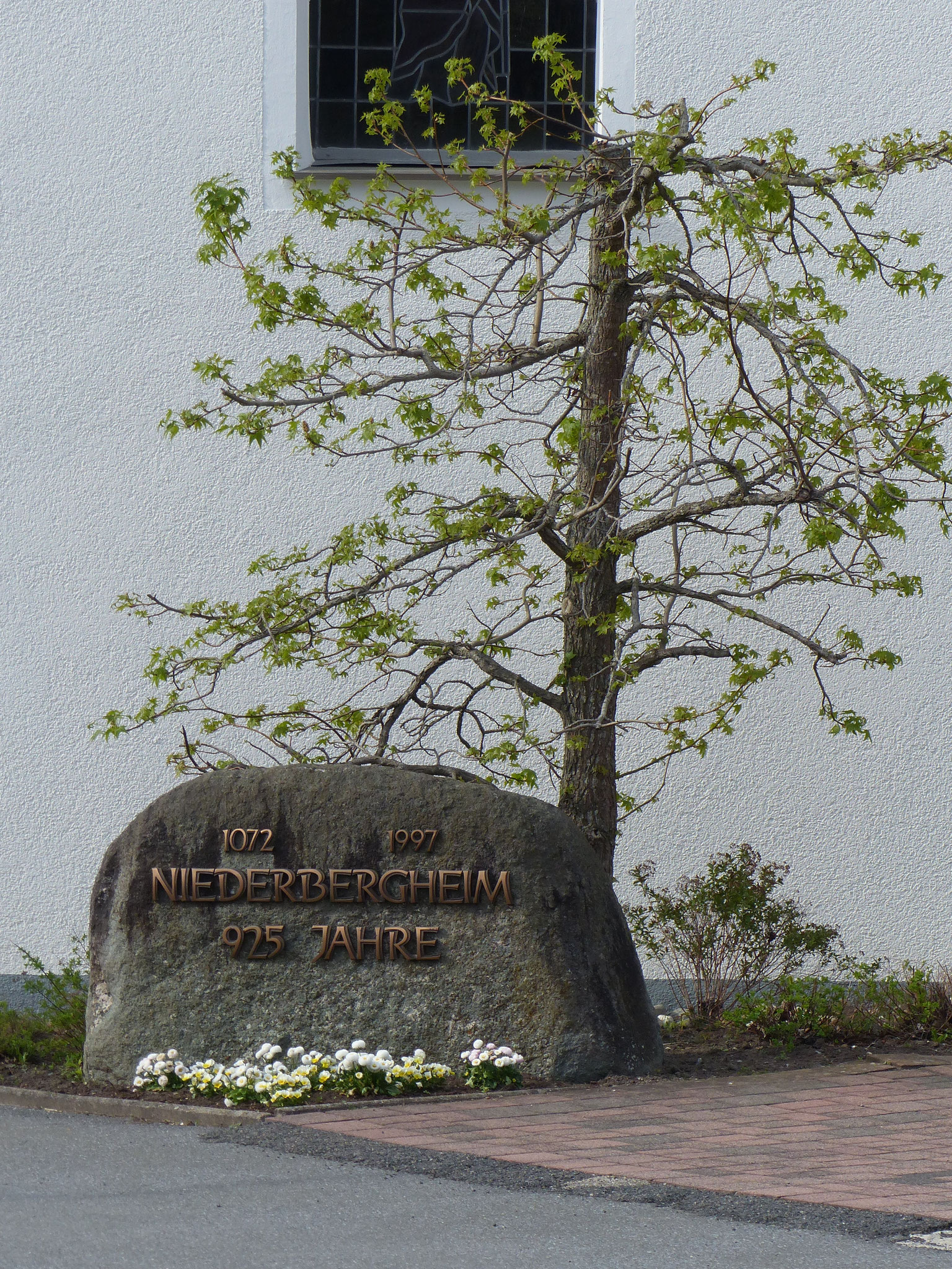 Der Gedenkstein zum Dorfjubiläum 1997