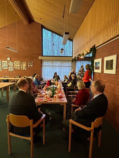 Mitglieder und Vorstand gemeinsam an der Kaffeetafel, 15.12.2023 (SWN e.V.)