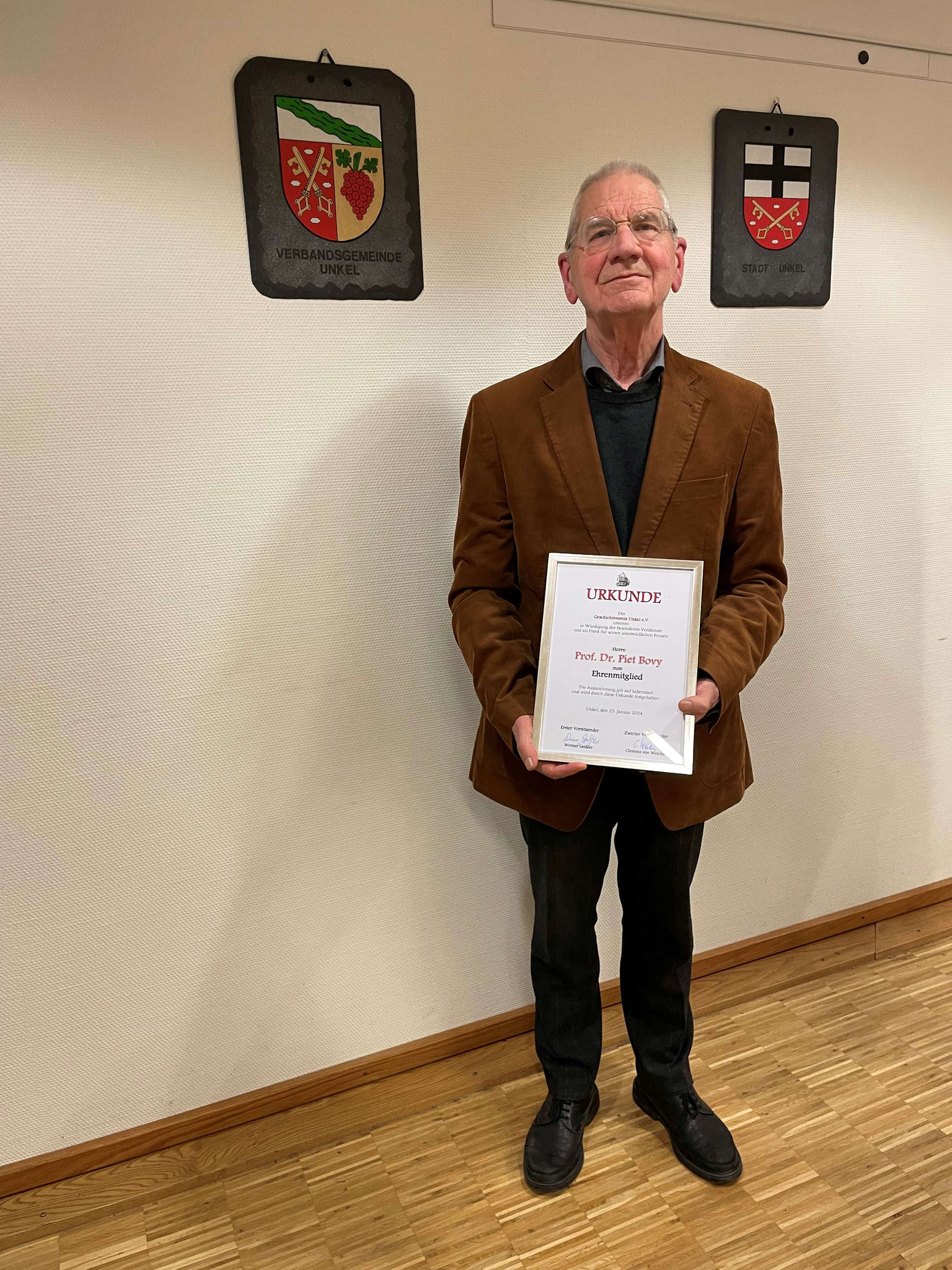 Piet Bovy präsentiert stolz seine Ehrenmitglieds-Urkunde