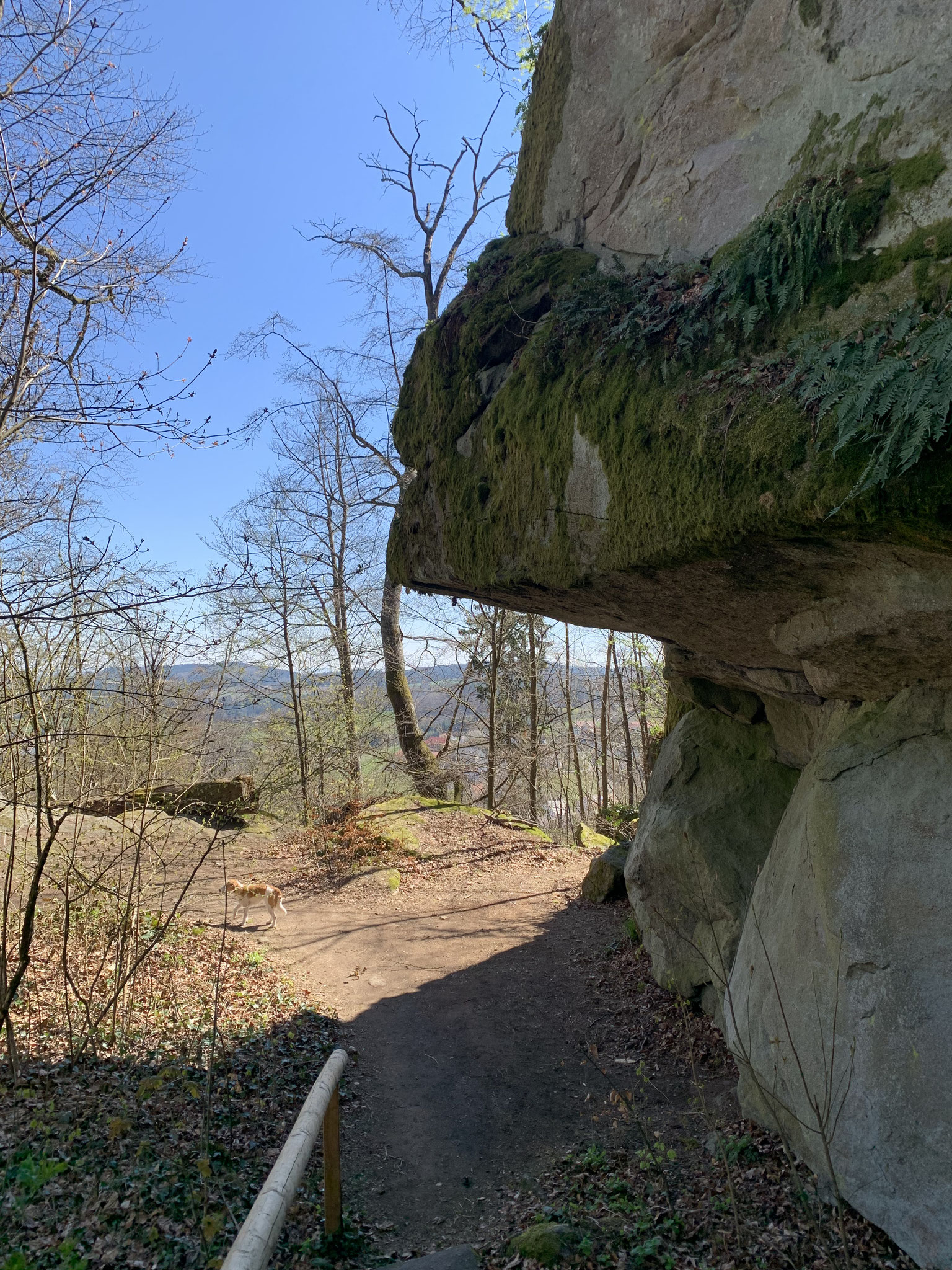 Weite Ausblicke unter Felsen…