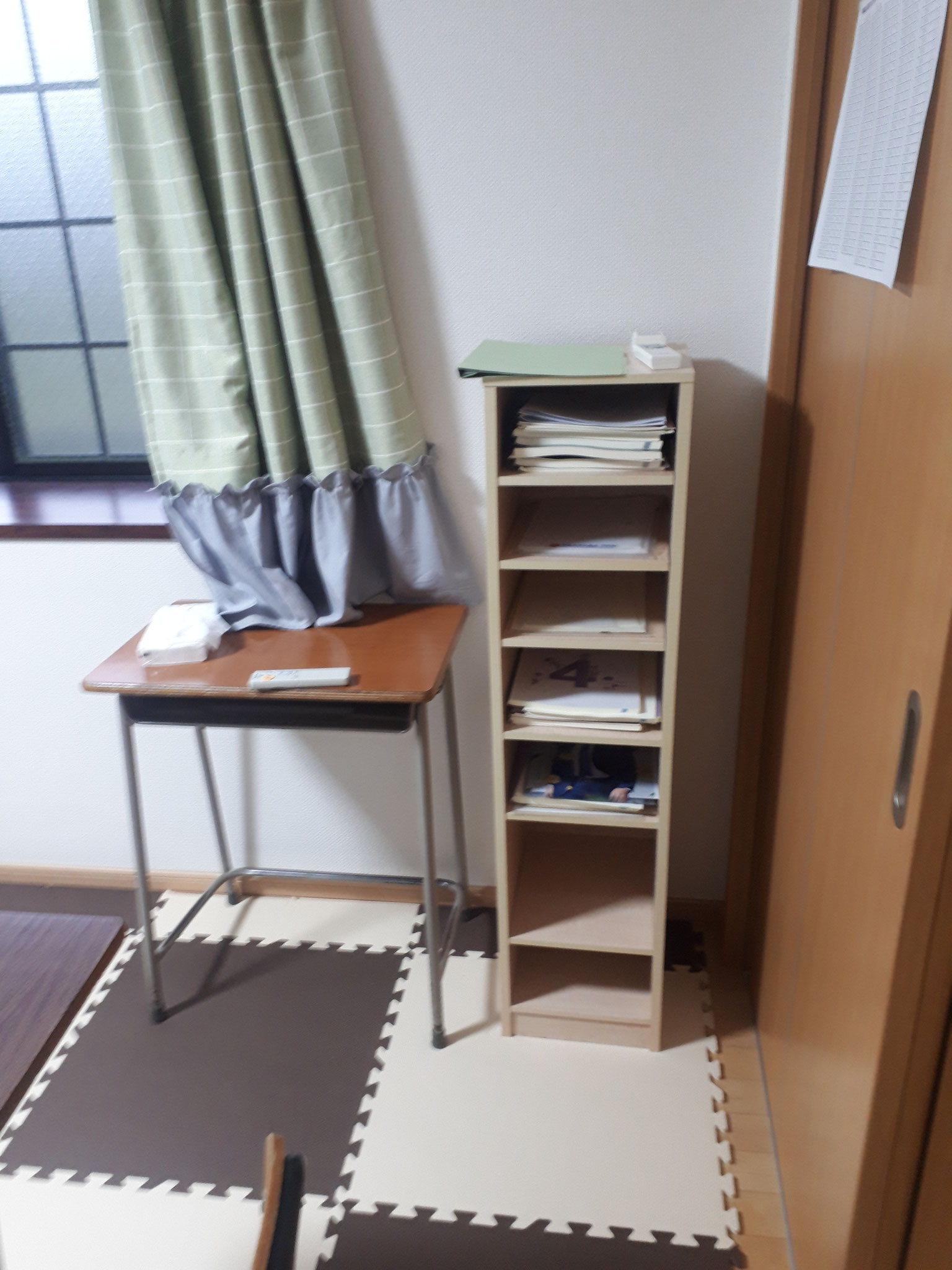 学年や教科ごとにプリントやテキスト、解答などを仕分けして入れています。