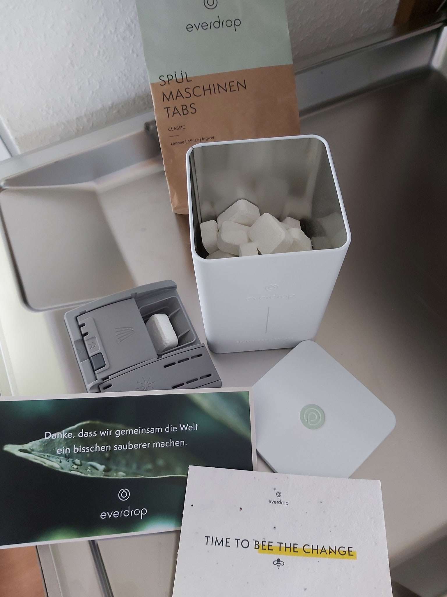 Die Spülmaschinentabs sind umgefüllt und der Test kann beginnen
