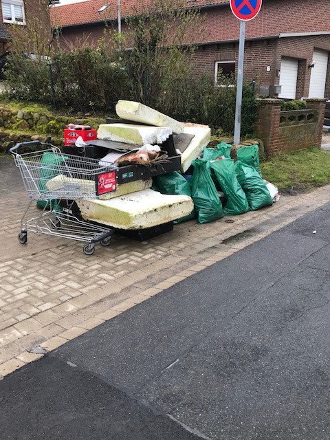 Aufräumen im Ort / Cleaning in the village