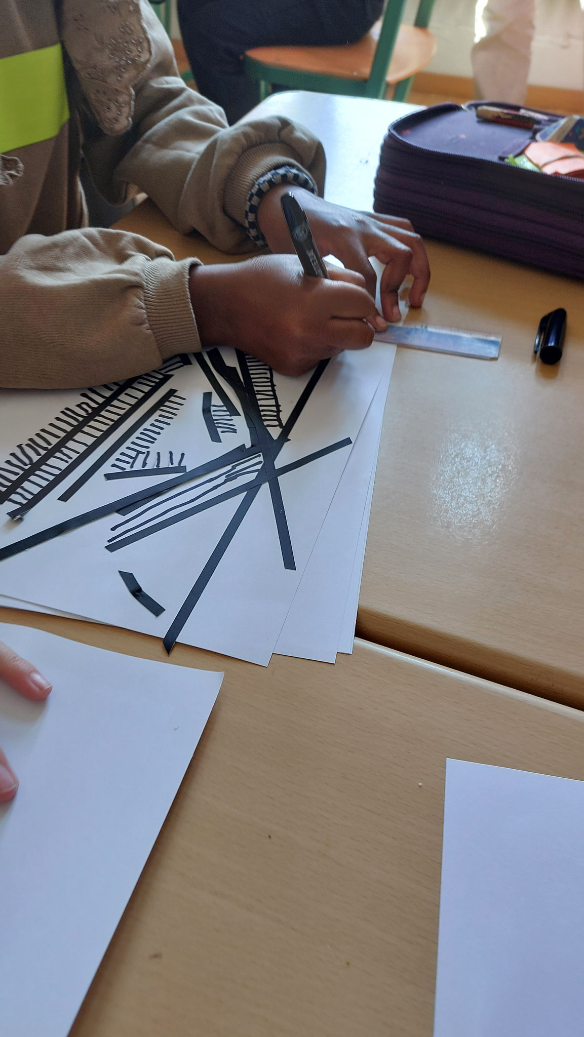 Schüler zeichnen grafische Entwürfe.