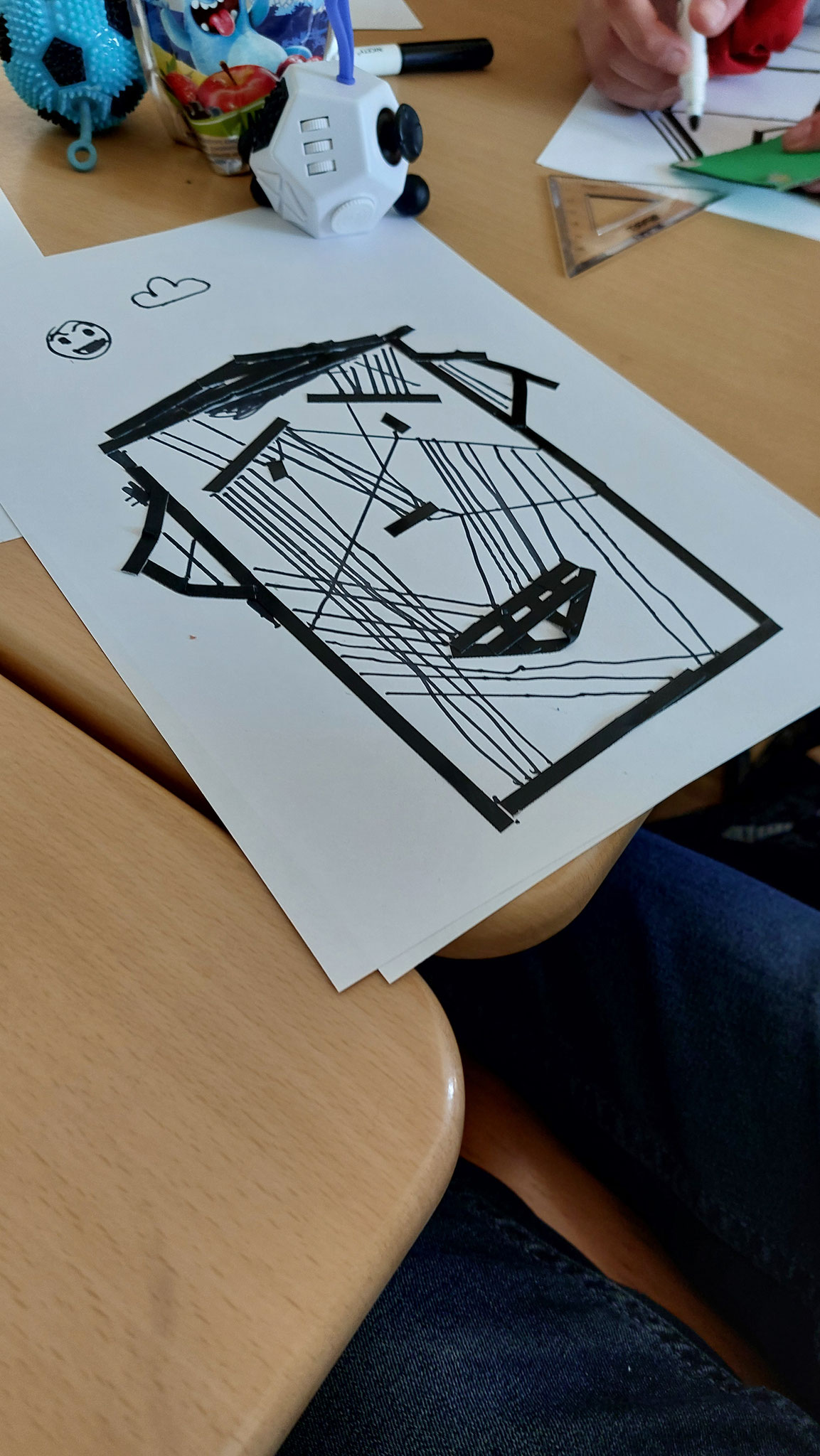 Schüler zeichnen grafische Entwürfe.