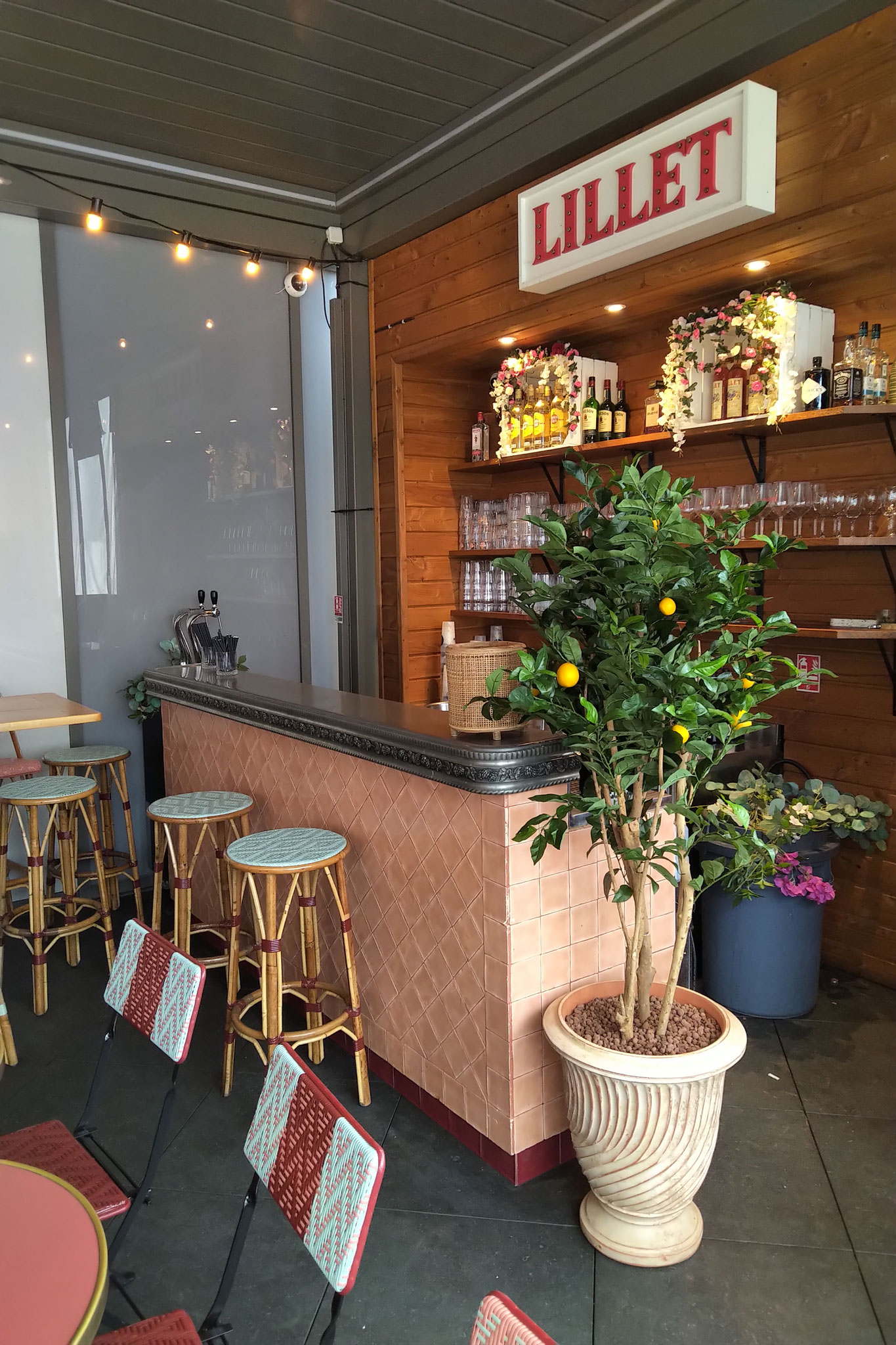 Aménagement de ce restaurant en plantes artificielles