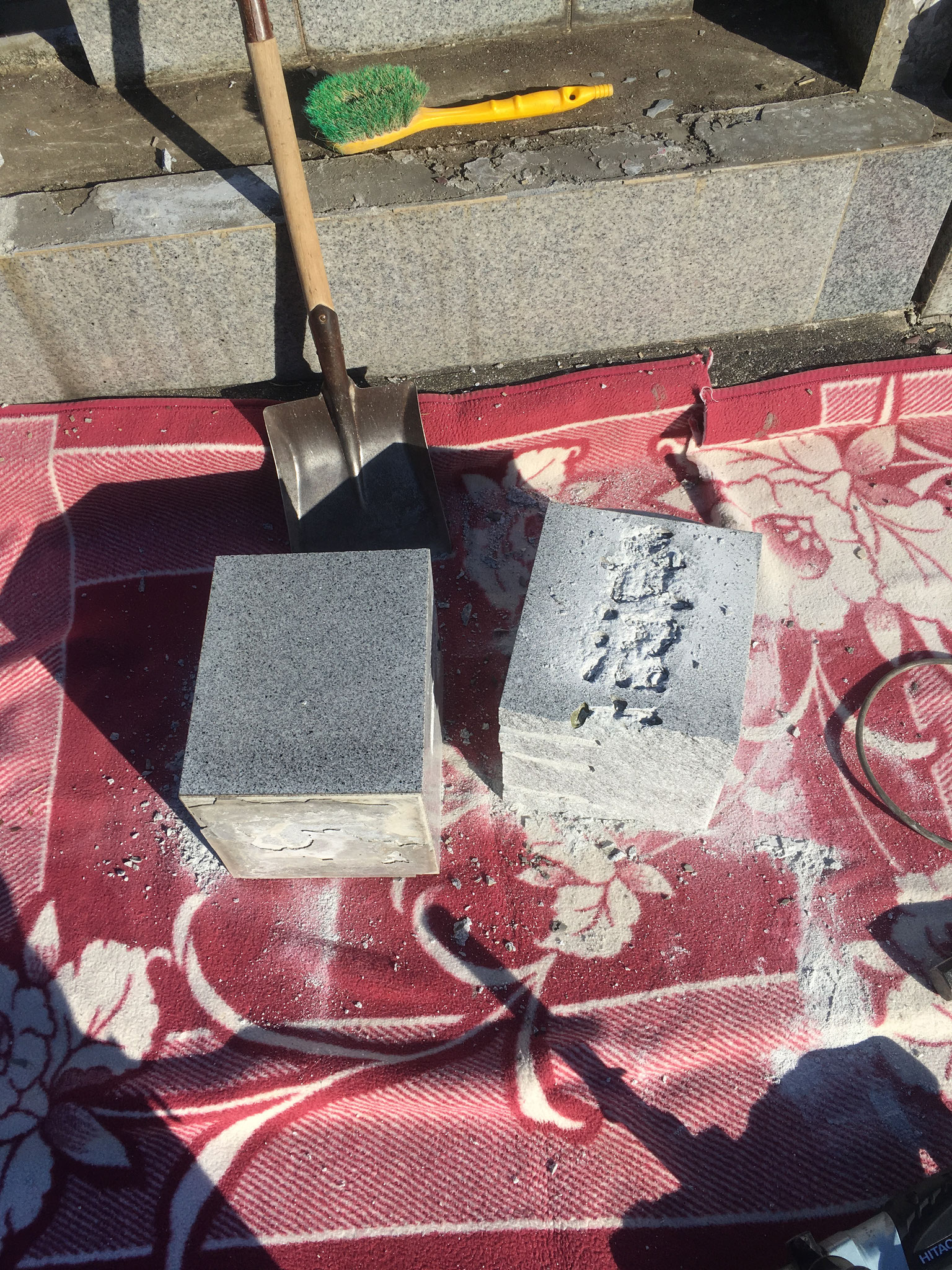 解体撤去工事の石割り作業