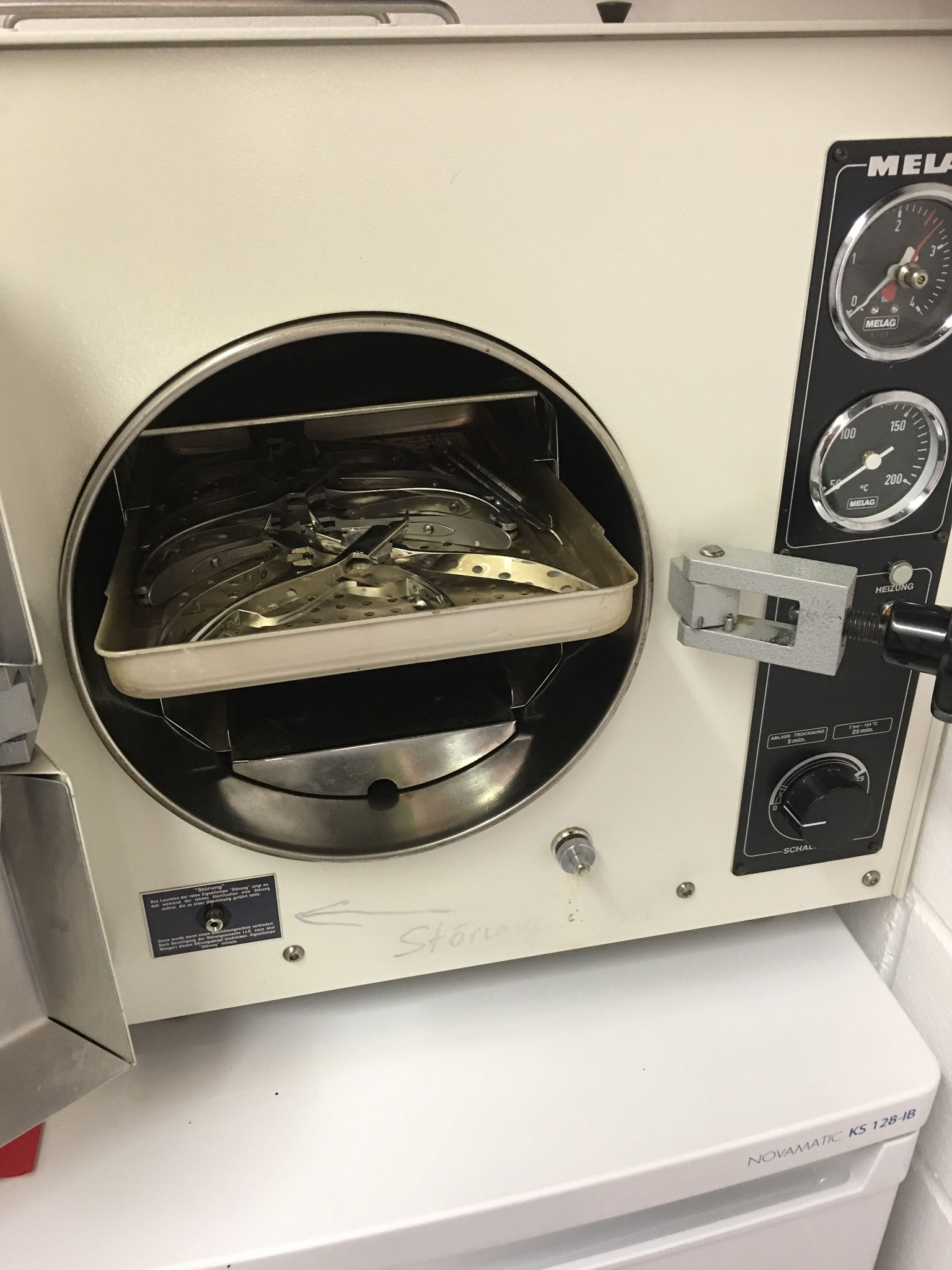 Im Autoclav werden alle gebrauchten Instrumente sterilisiert