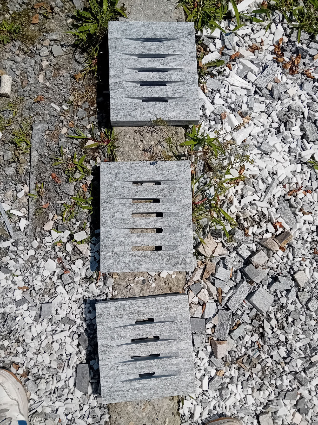 Una serie di chiusini in pietra di Luserna