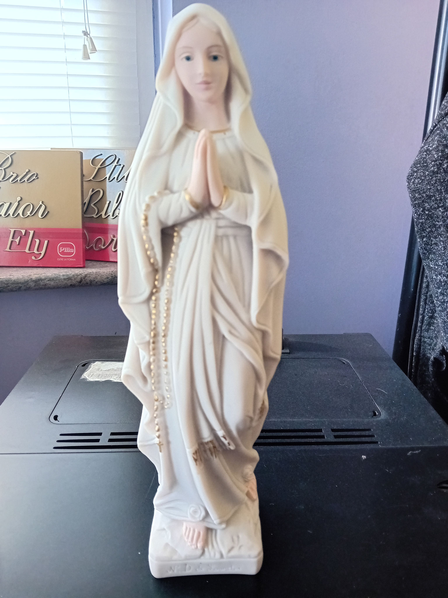 Statuetta della Madonna di Lourdes realizzata con composizione di marmo in polvere. Sono disponibili anche in colorazione bianco lucido decorata e bronzata in diverse misure 