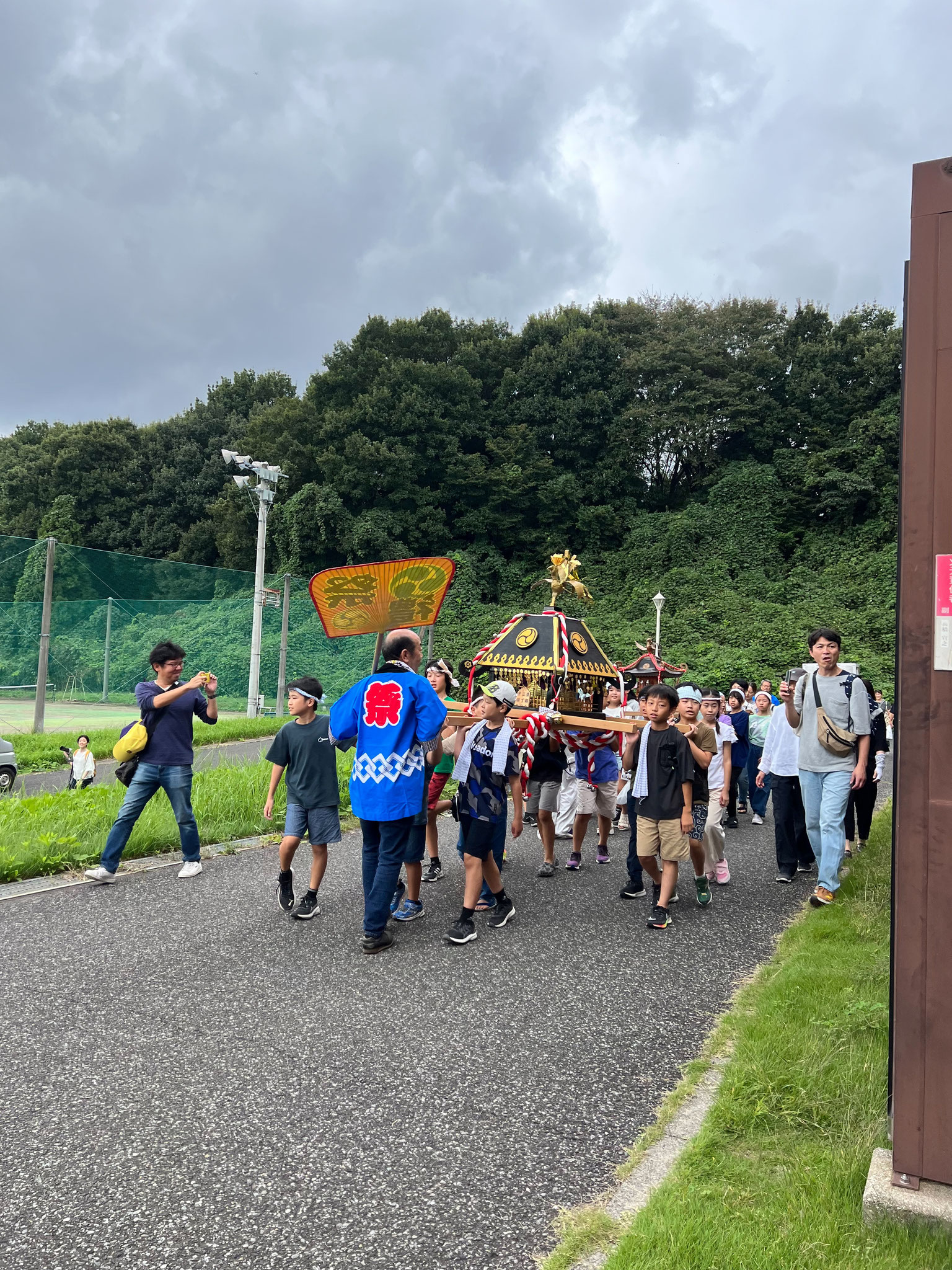 わっしょい、わっしょい、ゴールはもうすぐ。がんばれー